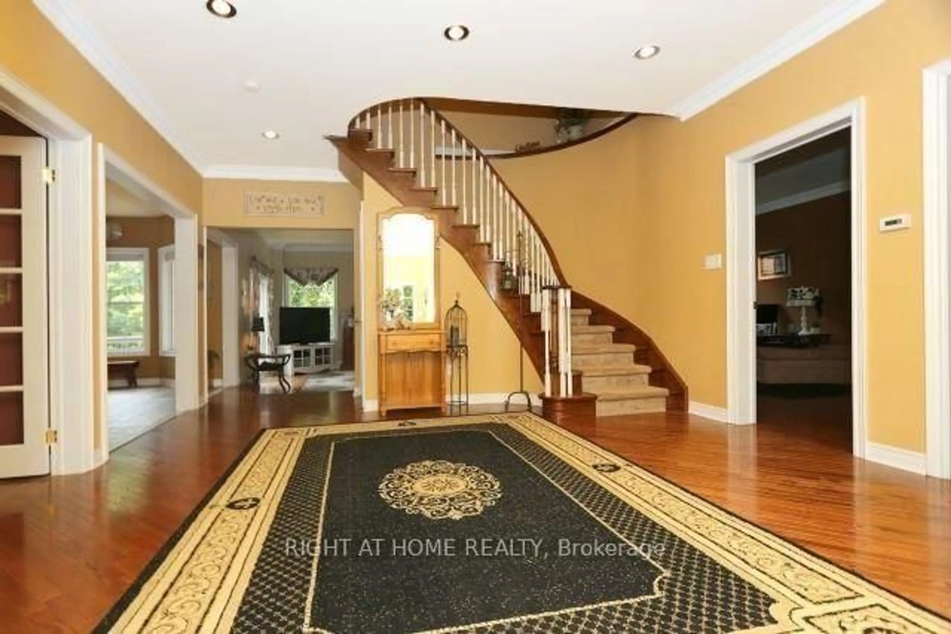 Indoor foyer for 2 Oakview Pl, Uxbridge Ontario L9P 0L1