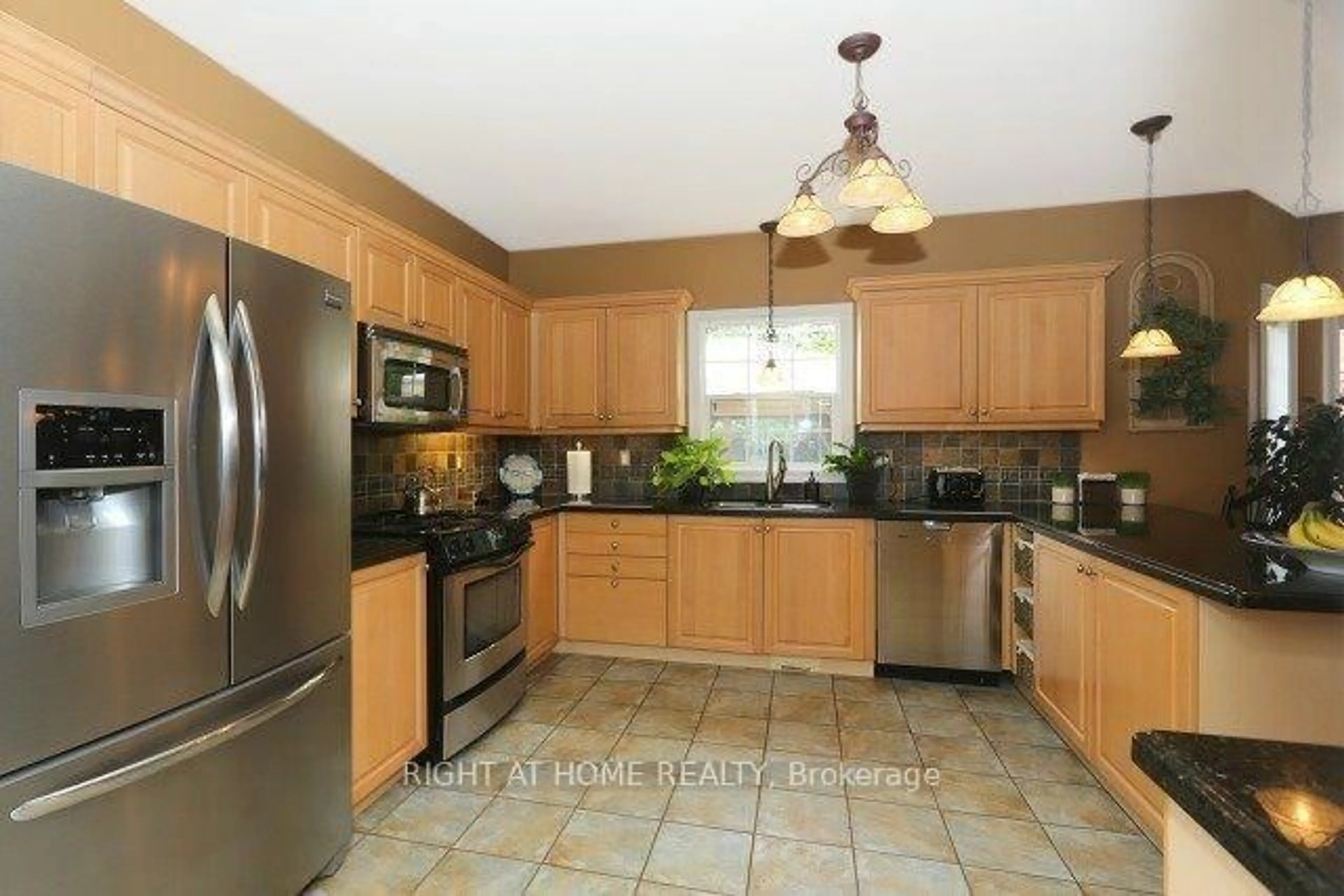 Standard kitchen, ceramic/tile floor for 2 Oakview Pl, Uxbridge Ontario L9P 0L1