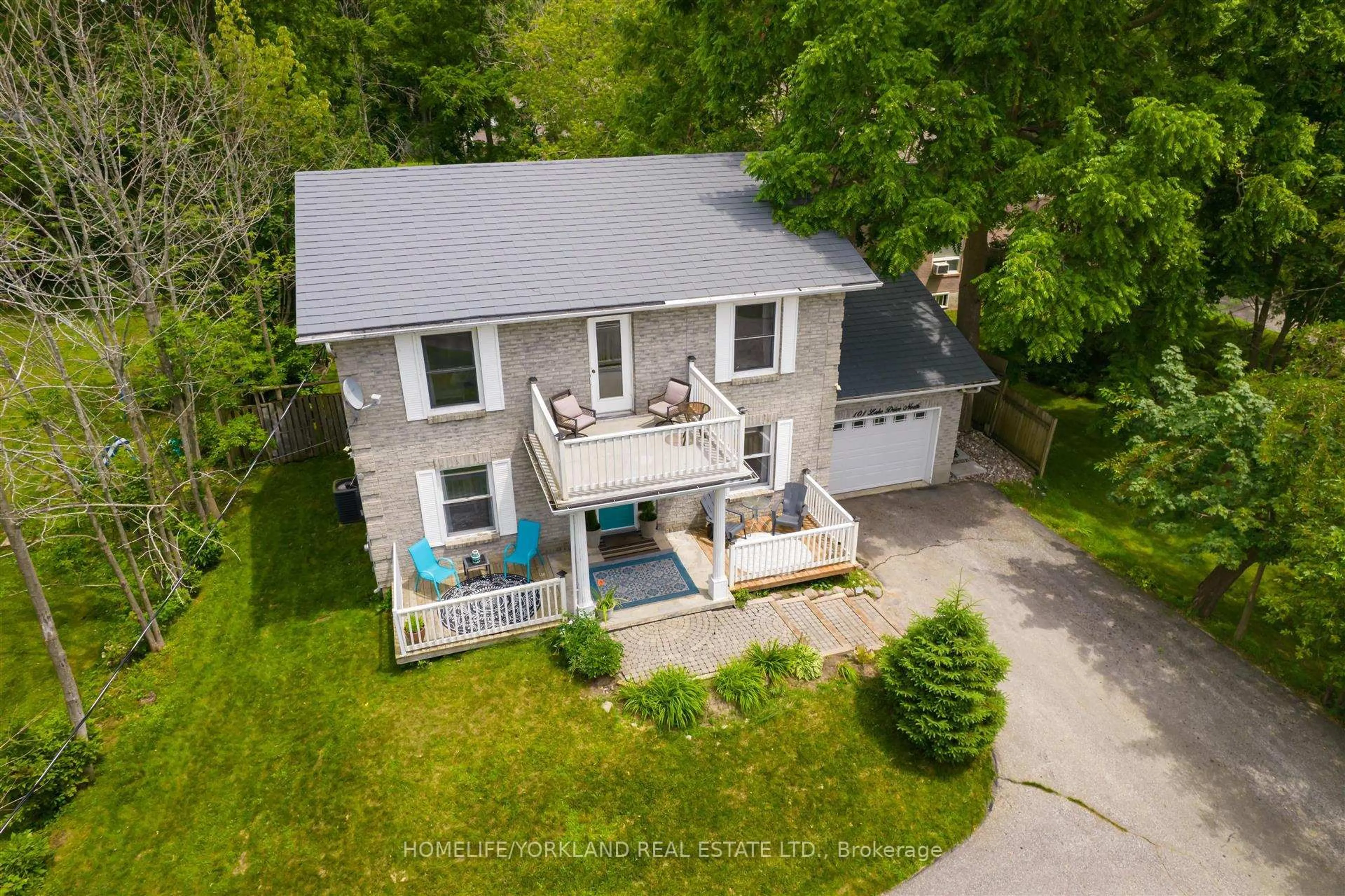 A pic from outside/outdoor area/front of a property/back of a property/a pic from drone, street for 101 Lake Dr, Georgina Ontario L4P 1A9