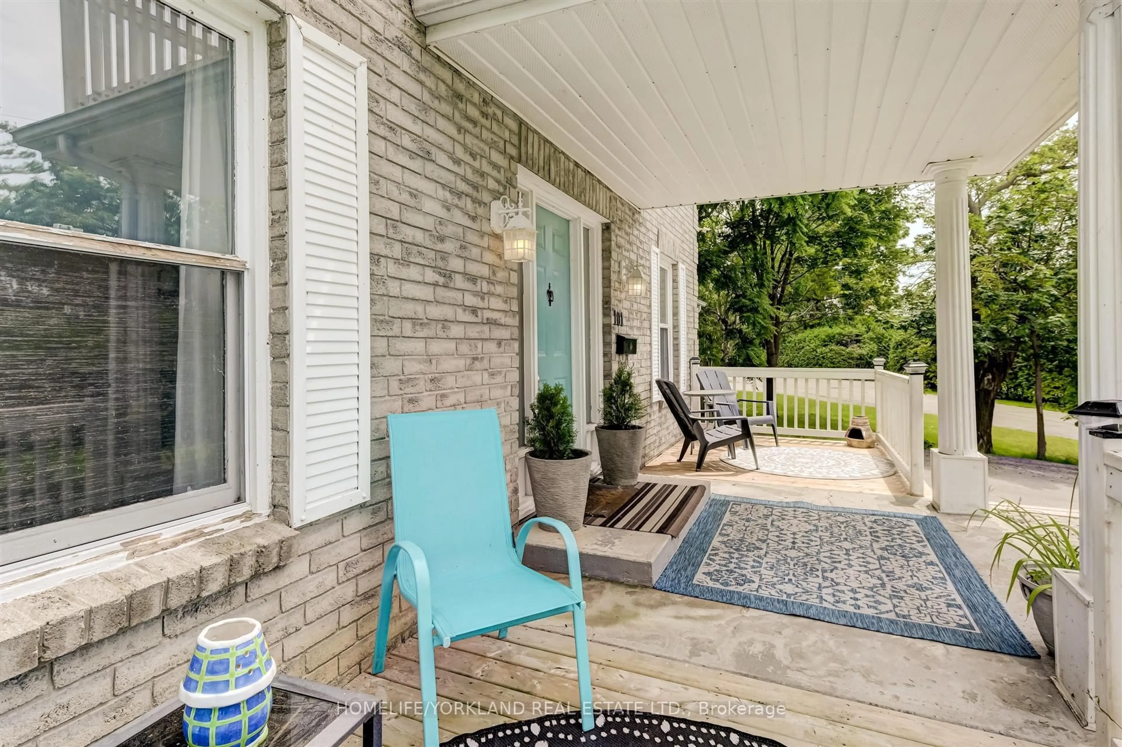 Patio, street for 101 Lake Dr, Georgina Ontario L4P 1A9