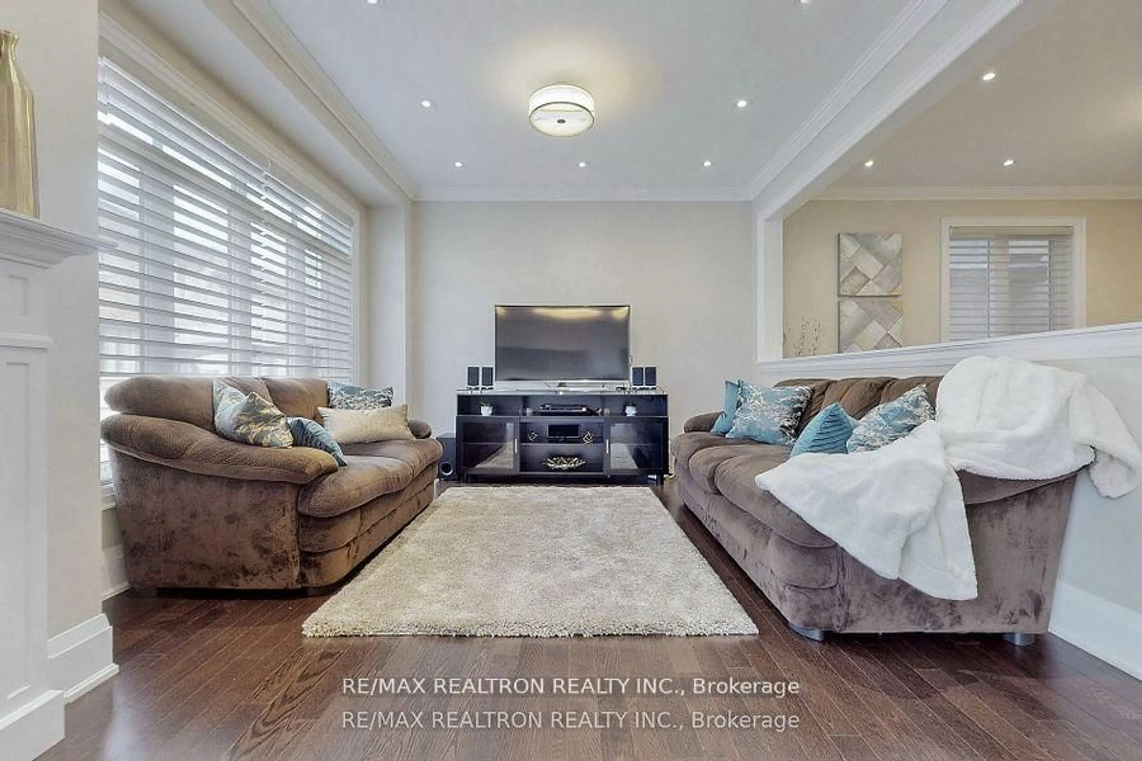 Living room with furniture, unknown for 138 Chessington Ave, East Gwillimbury Ontario L9R 0R6