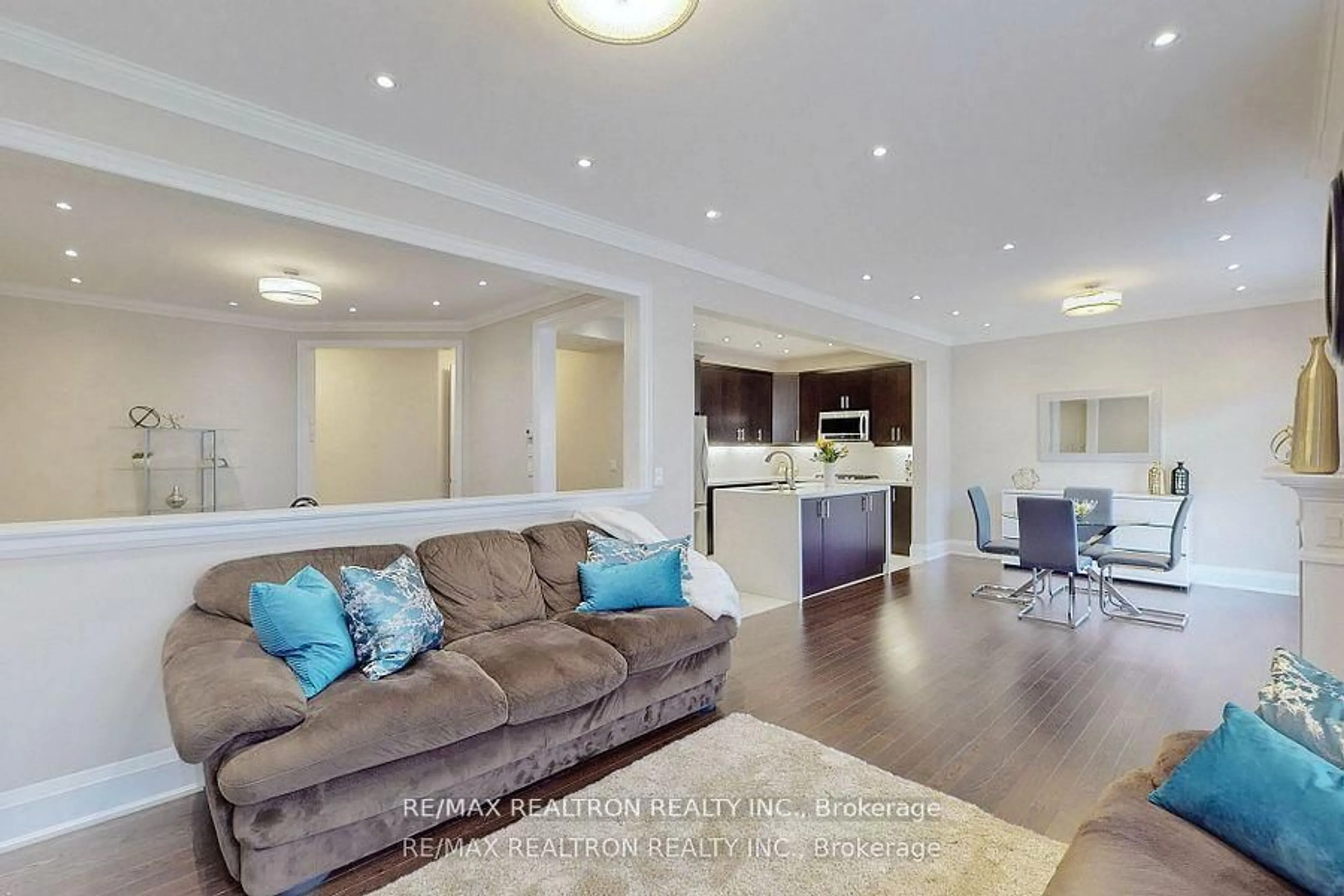 Living room with furniture, unknown for 138 Chessington Ave, East Gwillimbury Ontario L9R 0R6