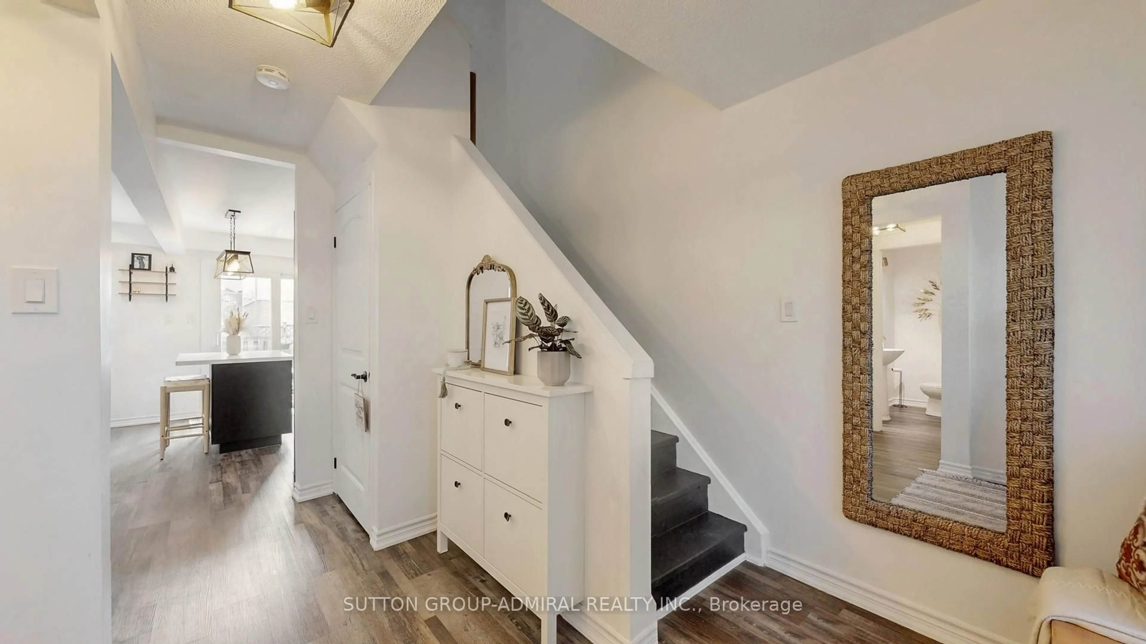 Indoor entryway for 1171 Hill St, Innisfil Ontario L9S 1Y1