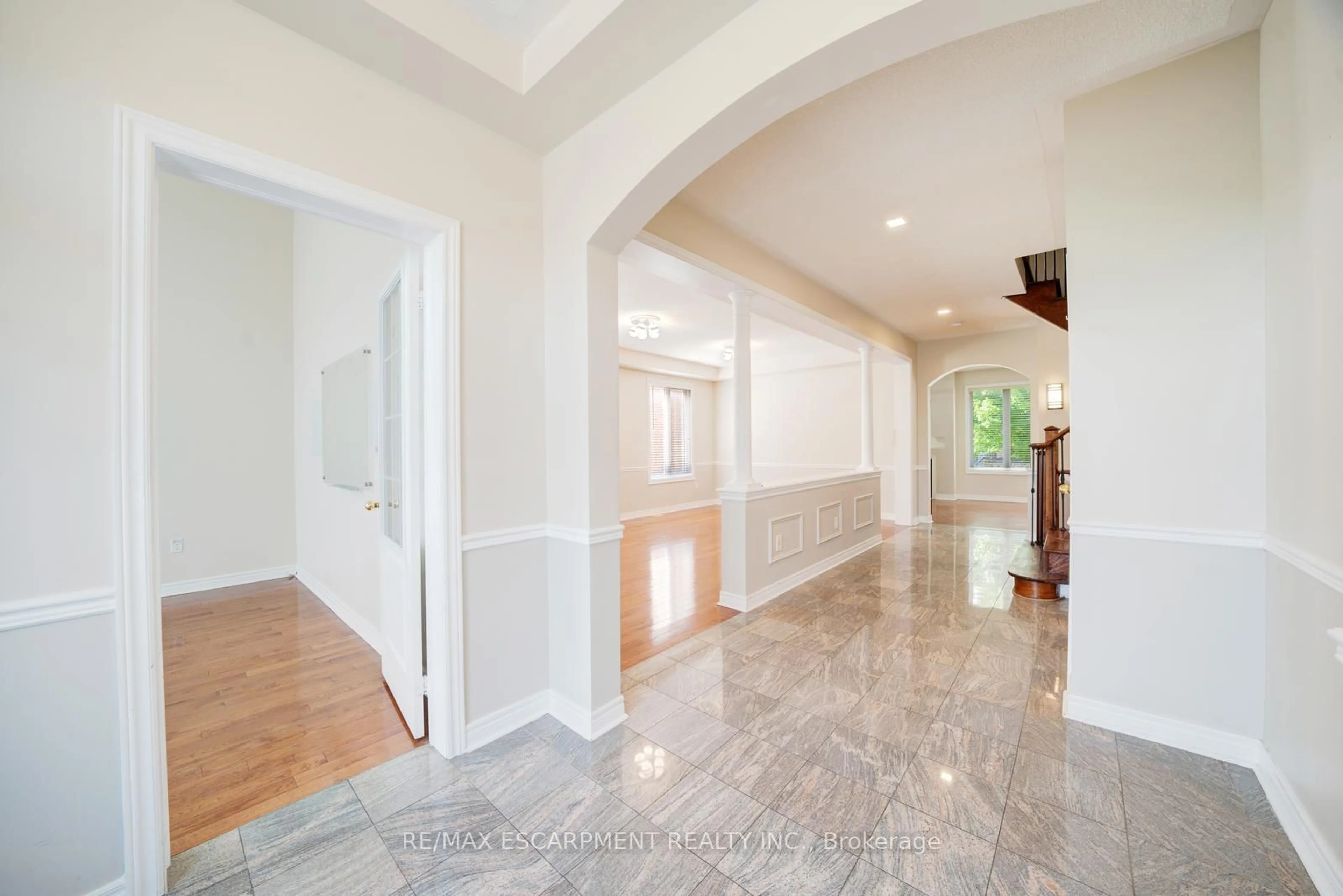 Indoor foyer for 23 Grubin Ave, Whitchurch-Stouffville Ontario L4A 0C4