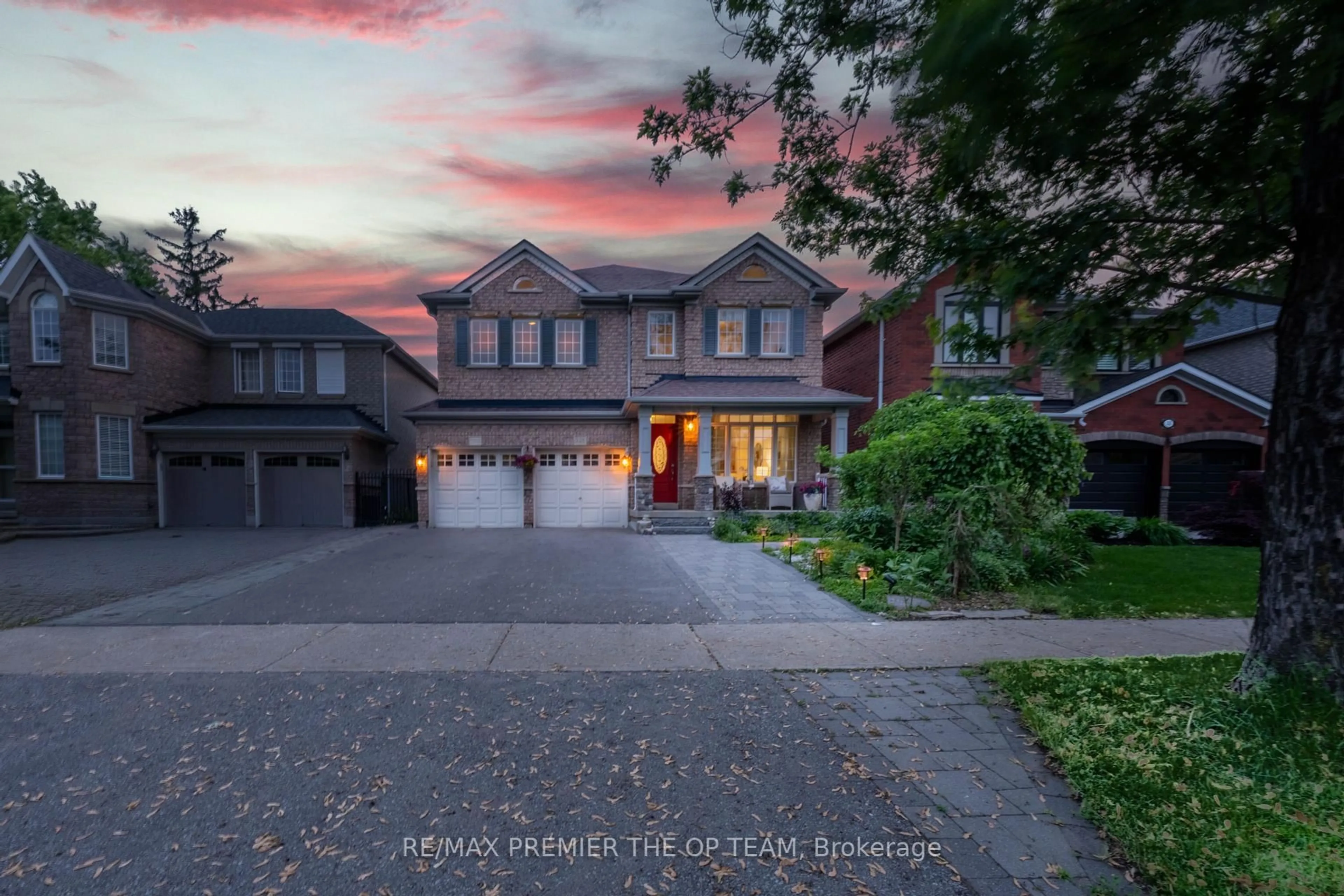 A pic from outside/outdoor area/front of a property/back of a property/a pic from drone, street for 328 Napa Valley Ave, Vaughan Ontario L4H 1Y7