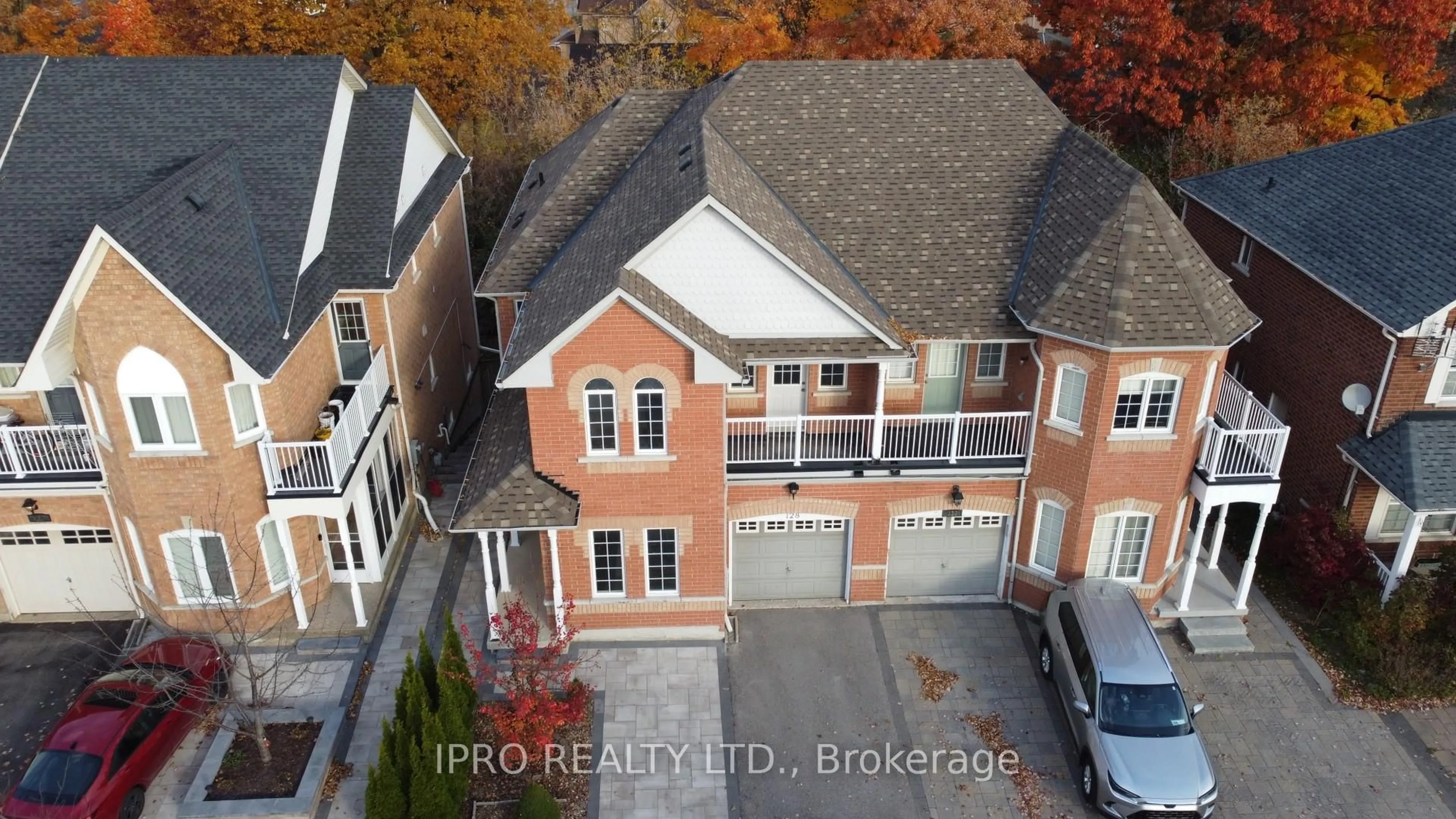 A pic from outside/outdoor area/front of a property/back of a property/a pic from drone, street for 128 Lebovic Dr, Richmond Hill Ontario L4E 5B8