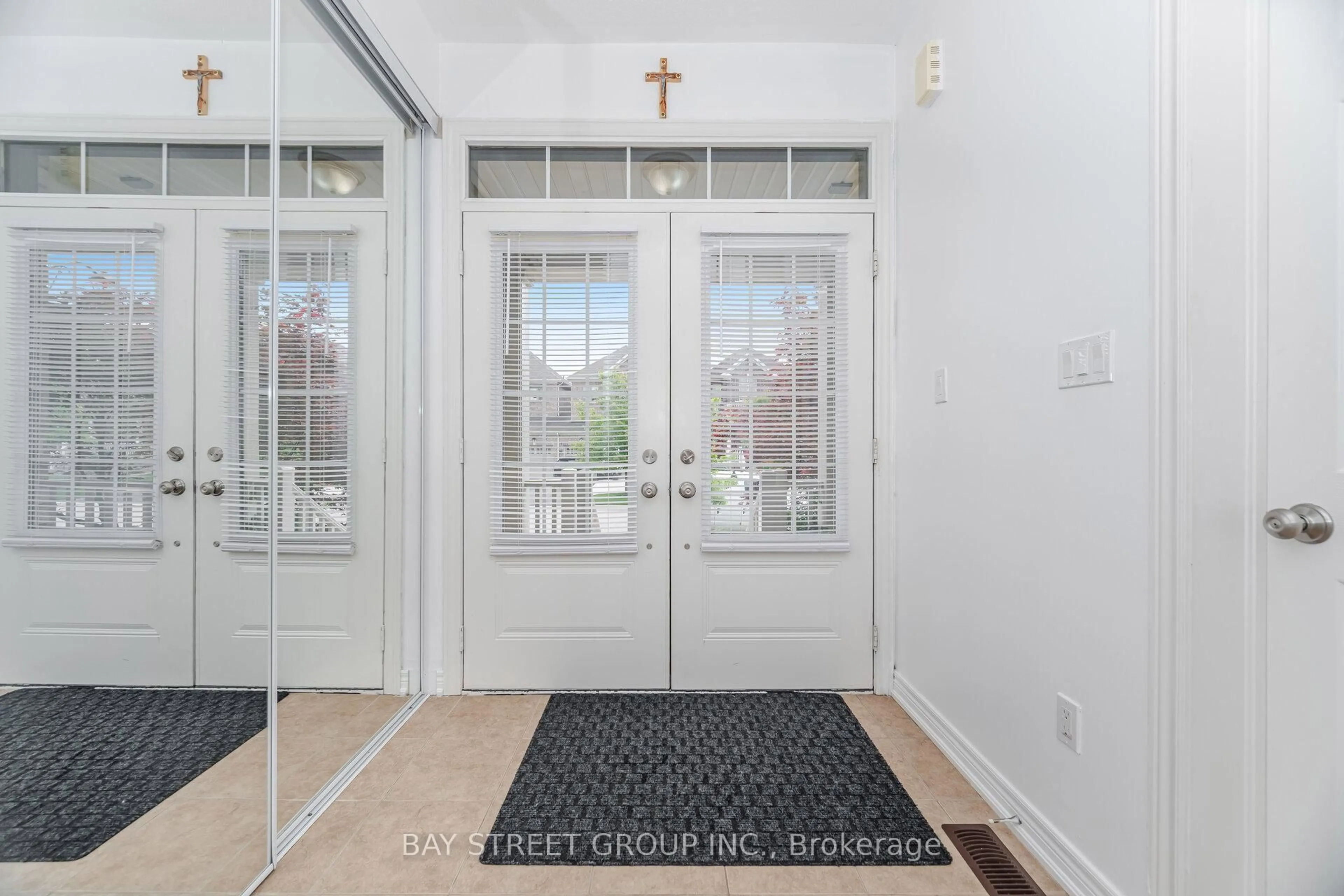Indoor entryway for 58 Weaver Terr, New Tecumseth Ontario L0G 1W0