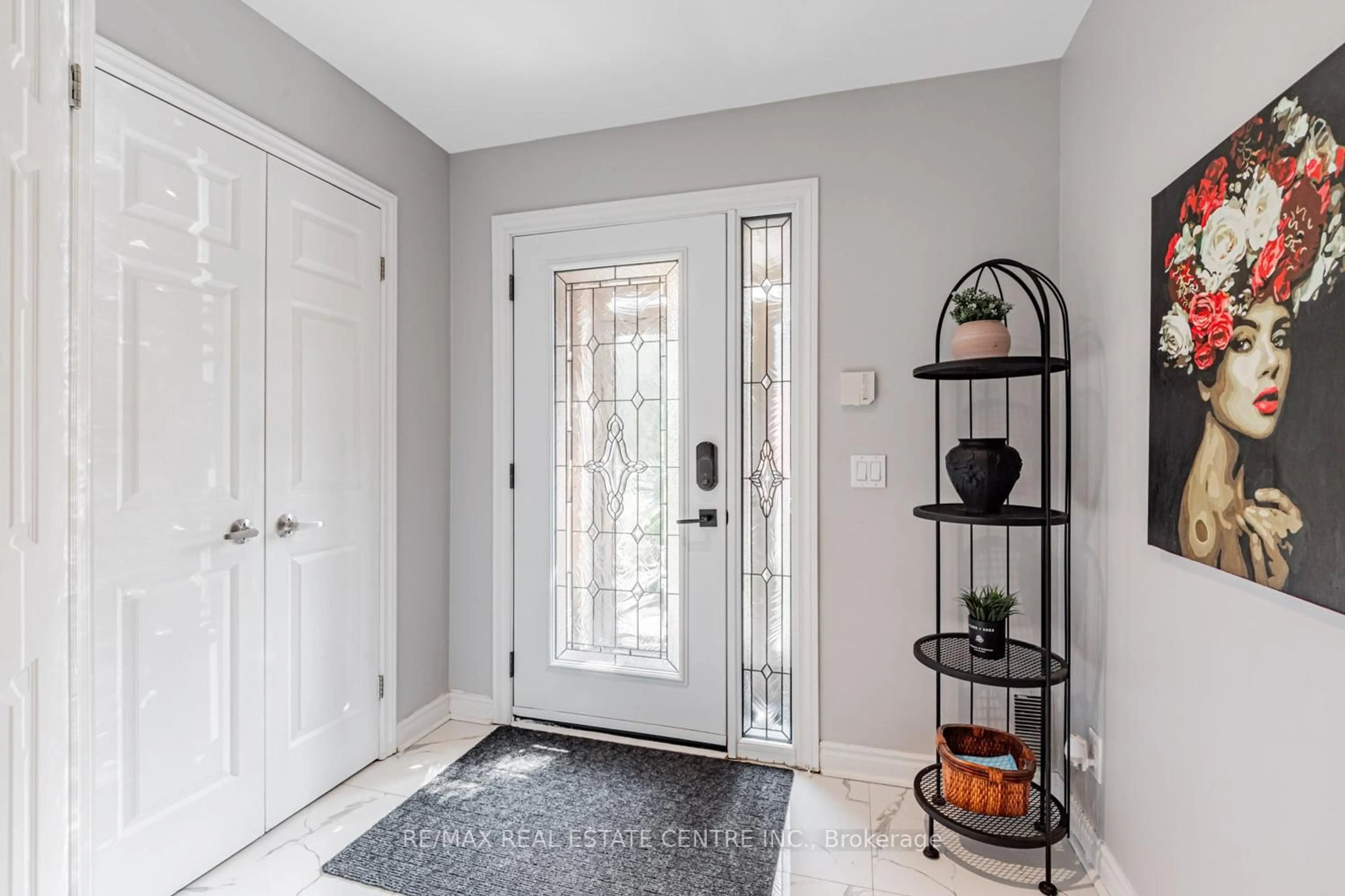 Indoor entryway for 15 Rockingham Crt, Markham Ontario L3T 7R8