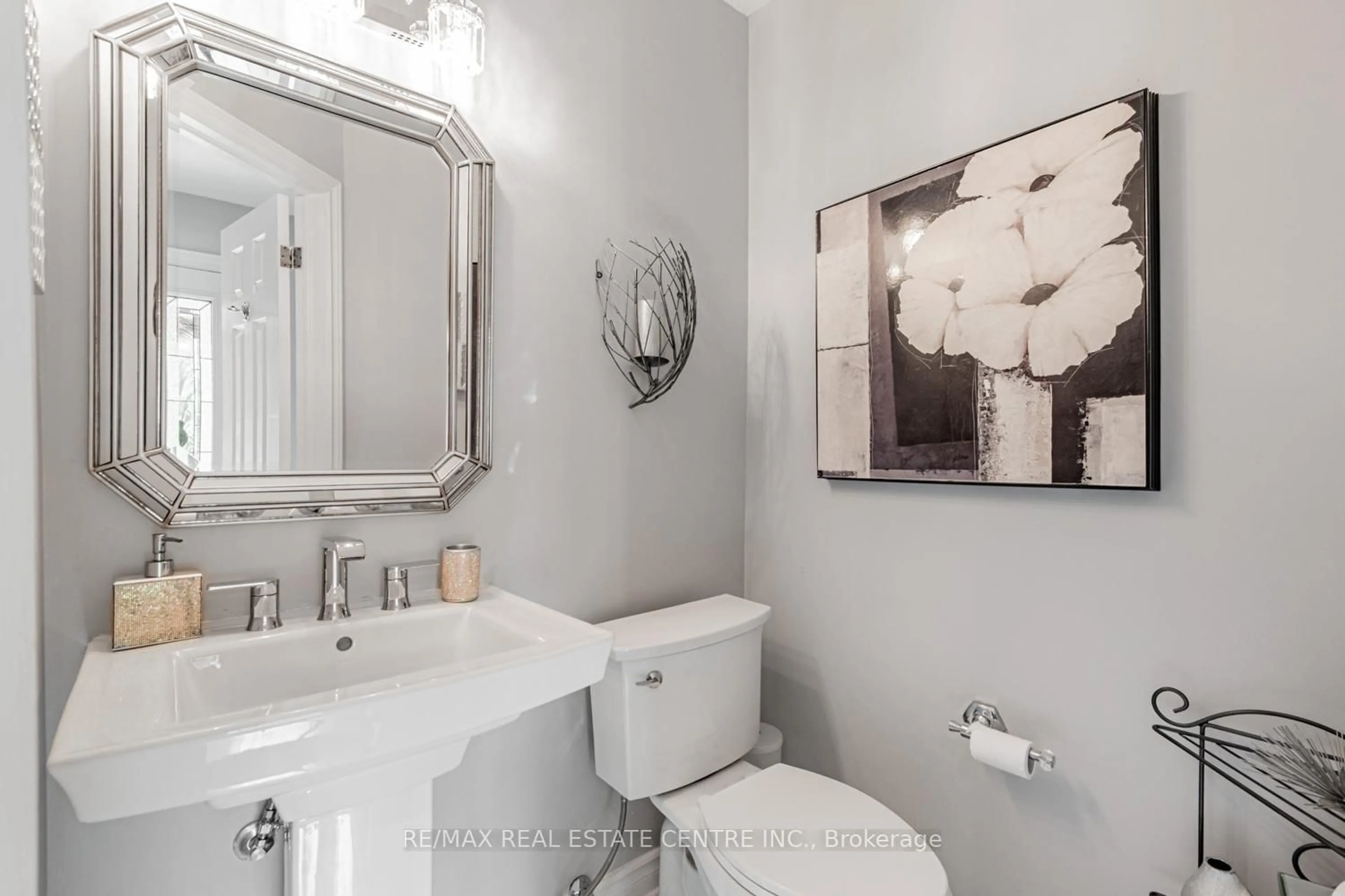 Standard bathroom, ceramic/tile floor for 15 Rockingham Crt, Markham Ontario L3T 7R8