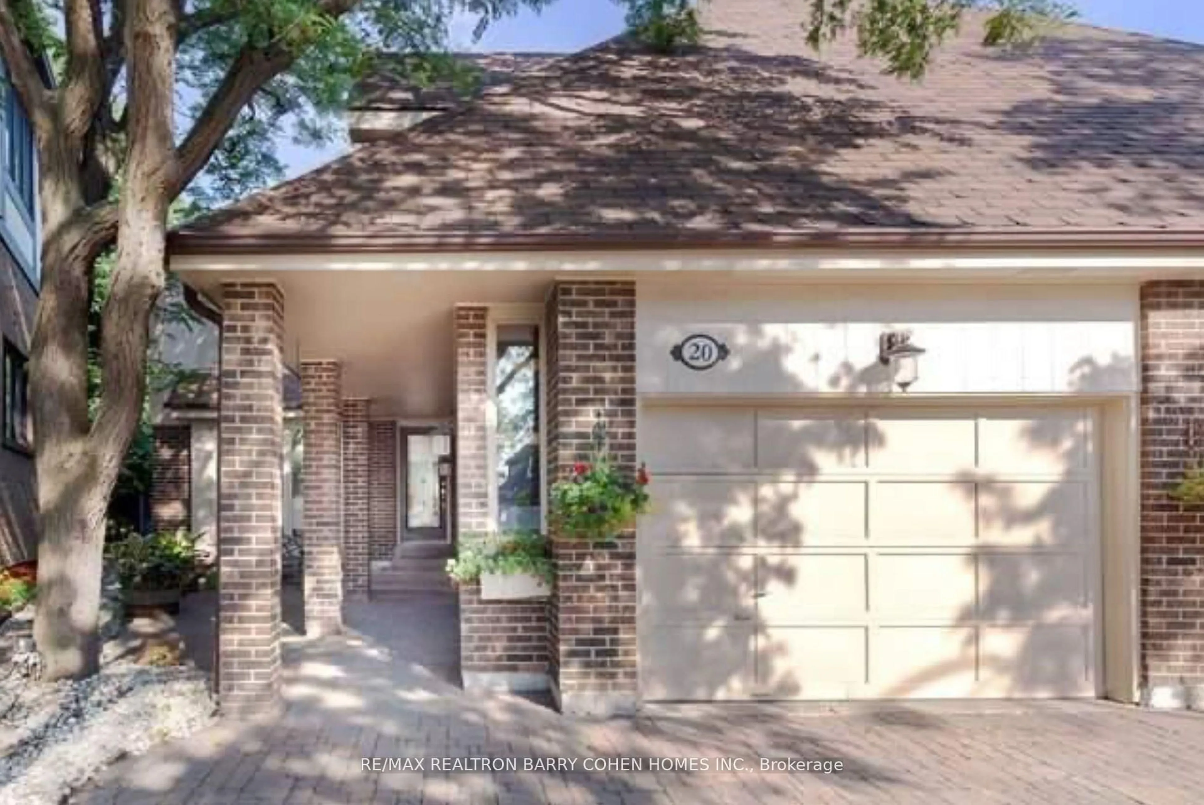 Home with brick exterior material, street for 20 Grosvenor Crt, Markham Ontario L3T 5T5