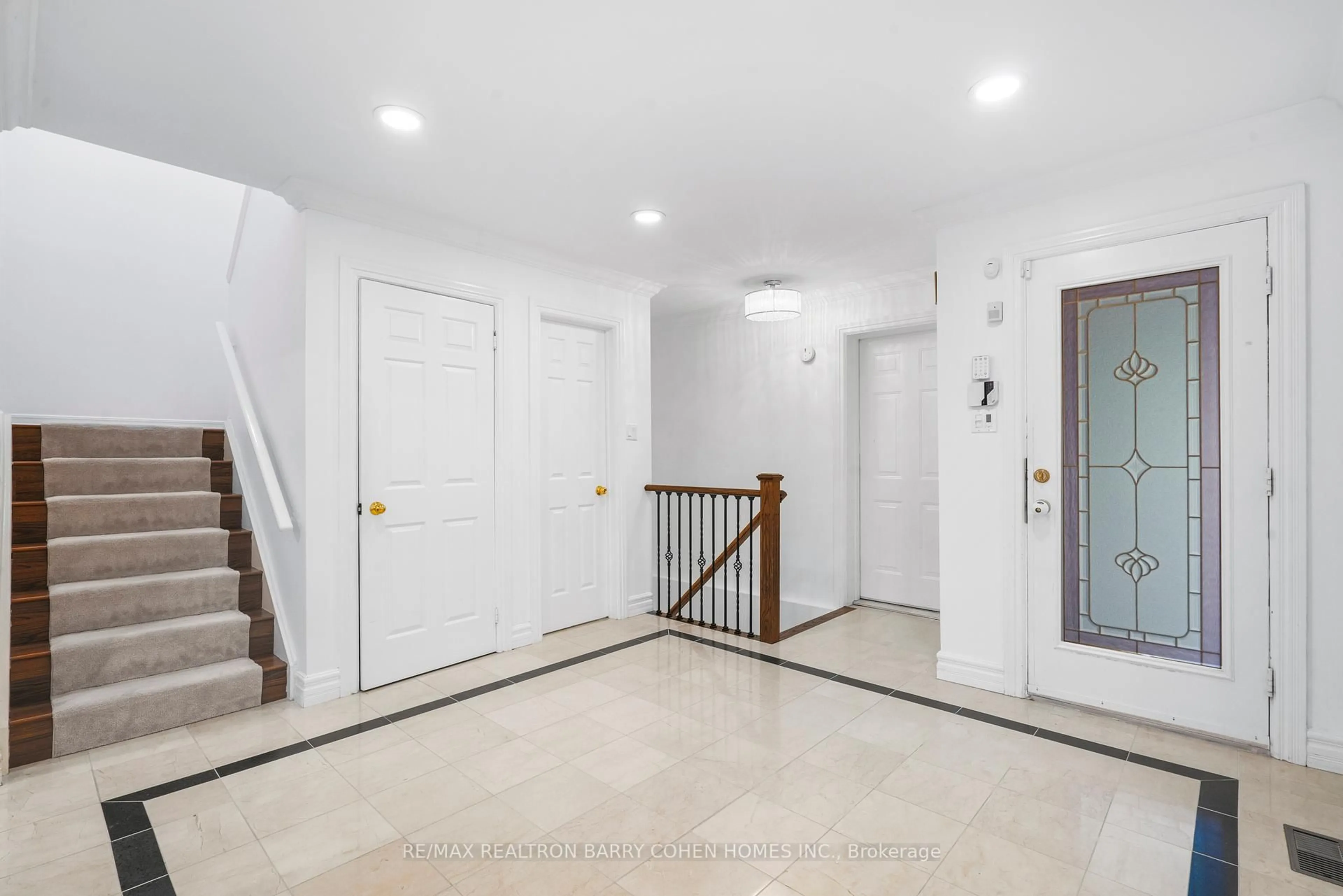 Indoor entryway for 20 Grosvenor Crt, Markham Ontario L3T 5T5