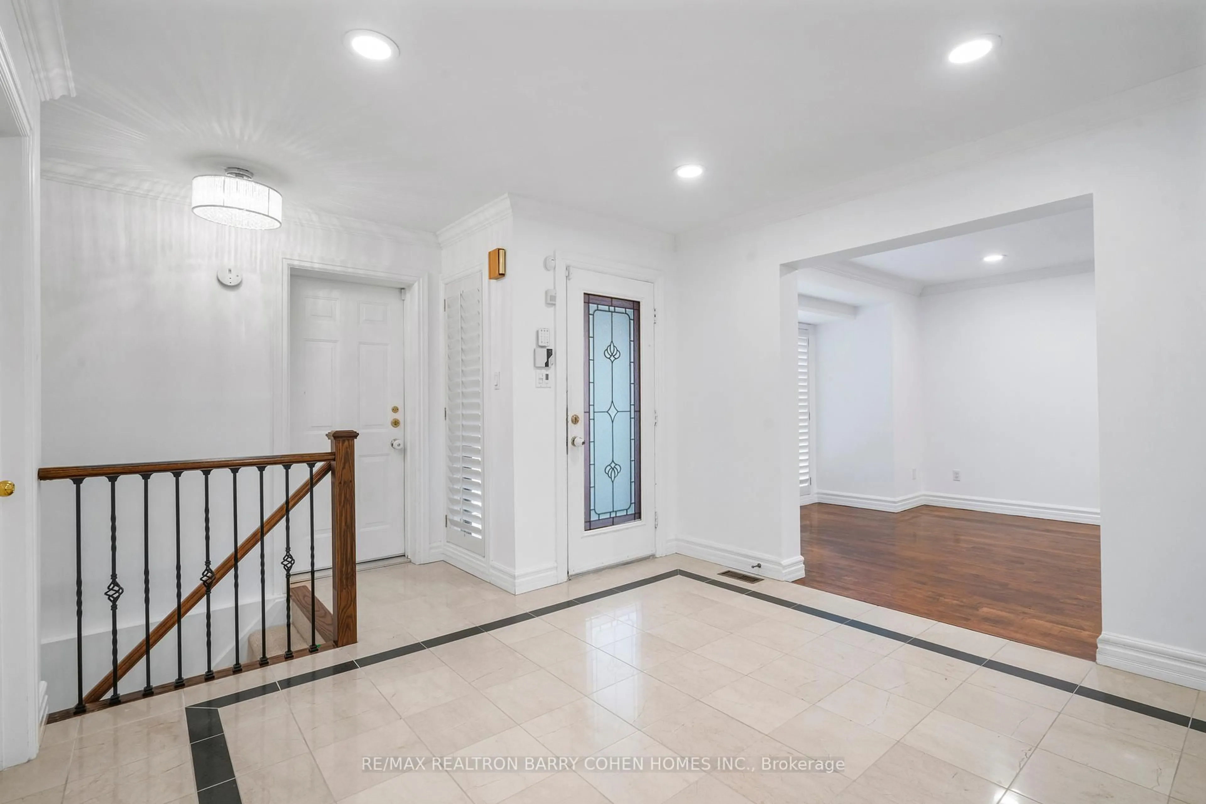 Indoor foyer for 20 Grosvenor Crt, Markham Ontario L3T 5T5