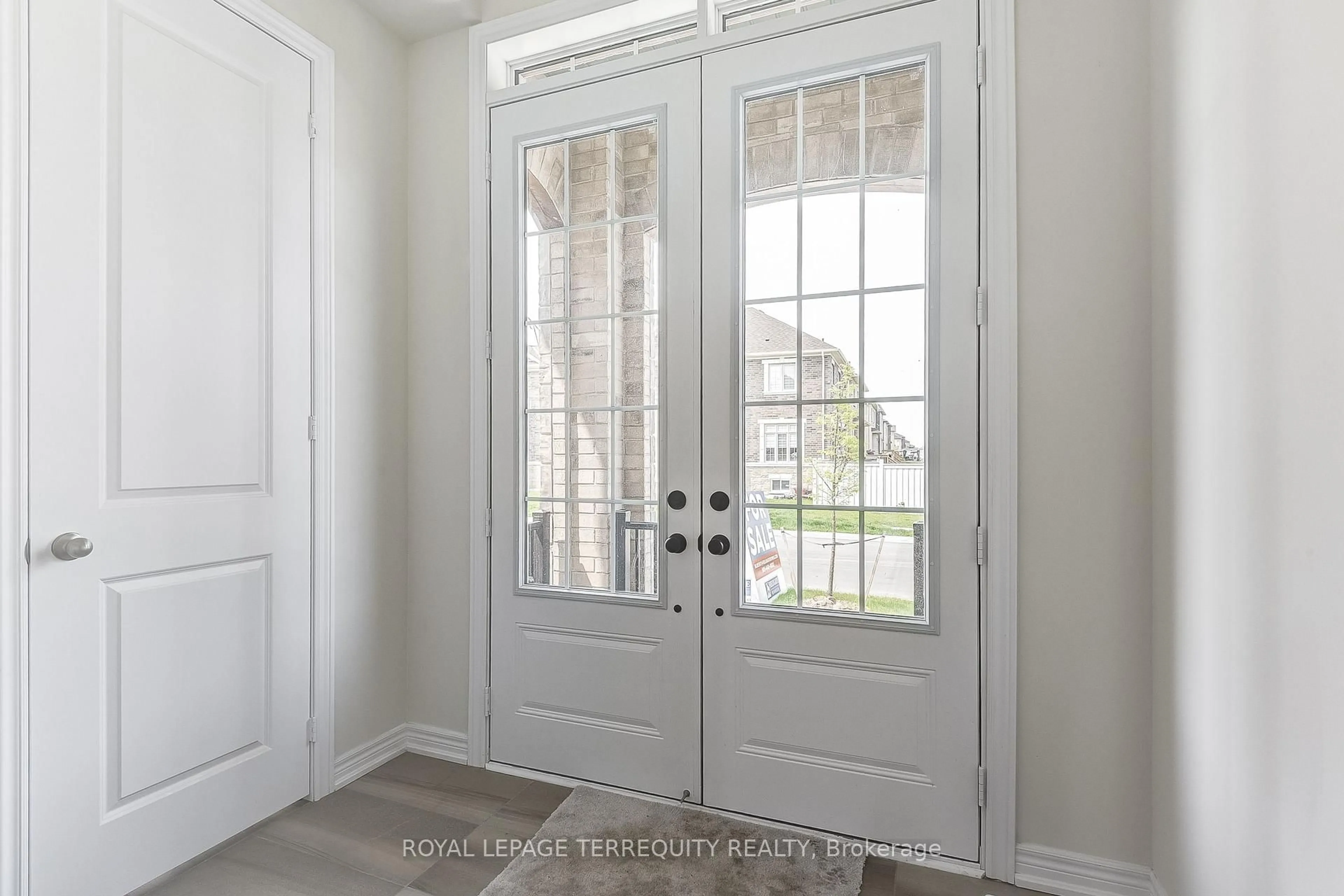 Indoor entryway for 354 Boundary Blvd, Whitchurch-Stouffville Ontario L4A 0S1