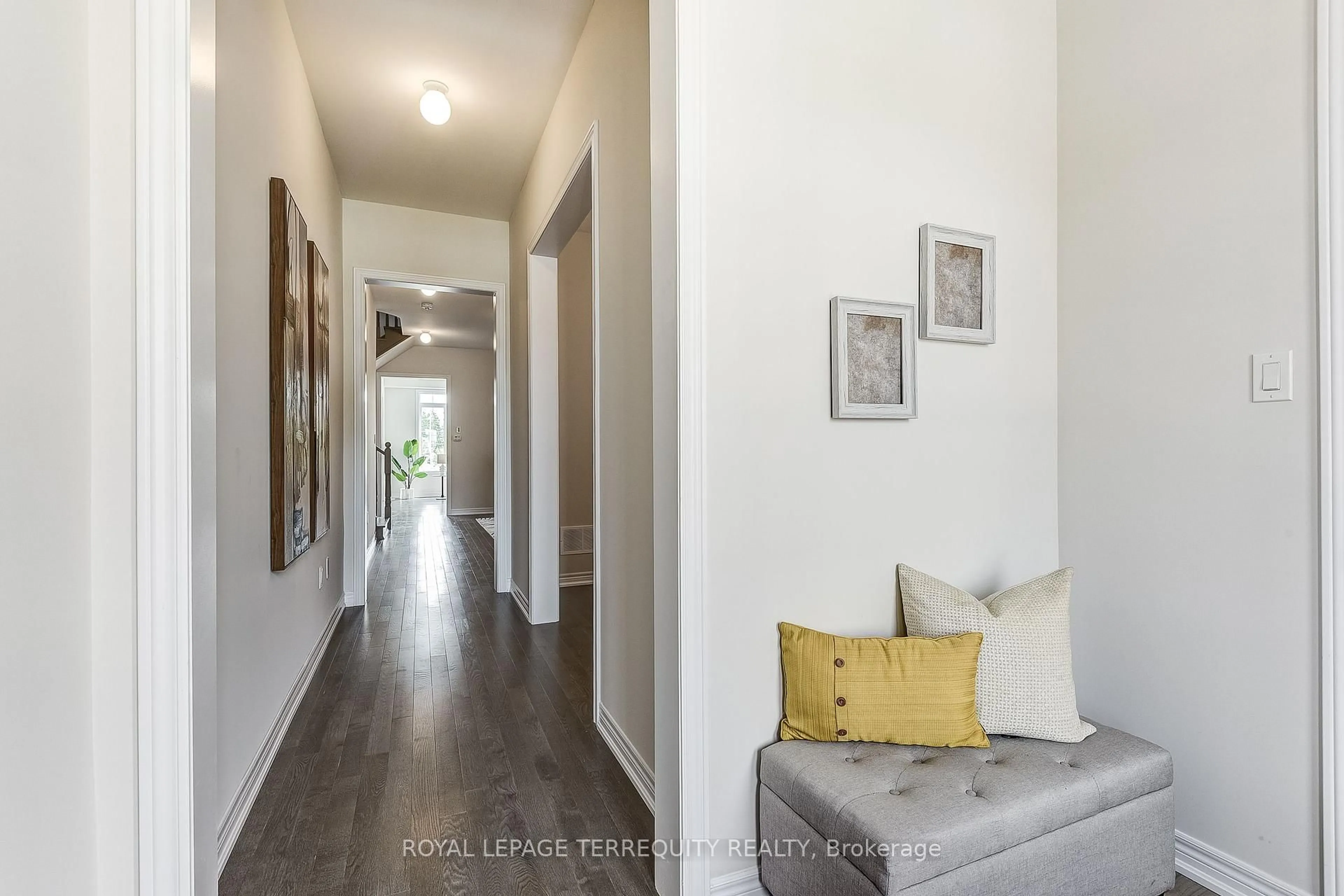 Indoor entryway for 354 Boundary Blvd, Whitchurch-Stouffville Ontario L4A 0S1