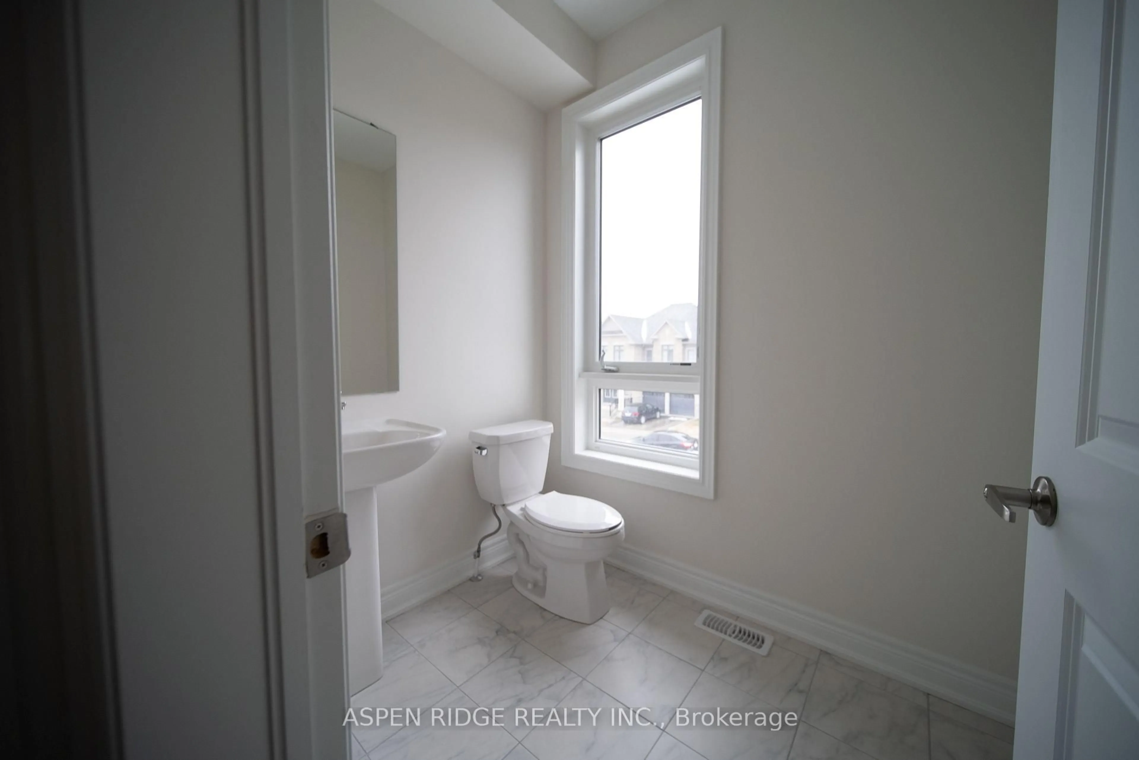 Standard bathroom, ceramic/tile floor for 165 Rowe St, Bradford West Gwillimbury Ontario L3Z 4N2