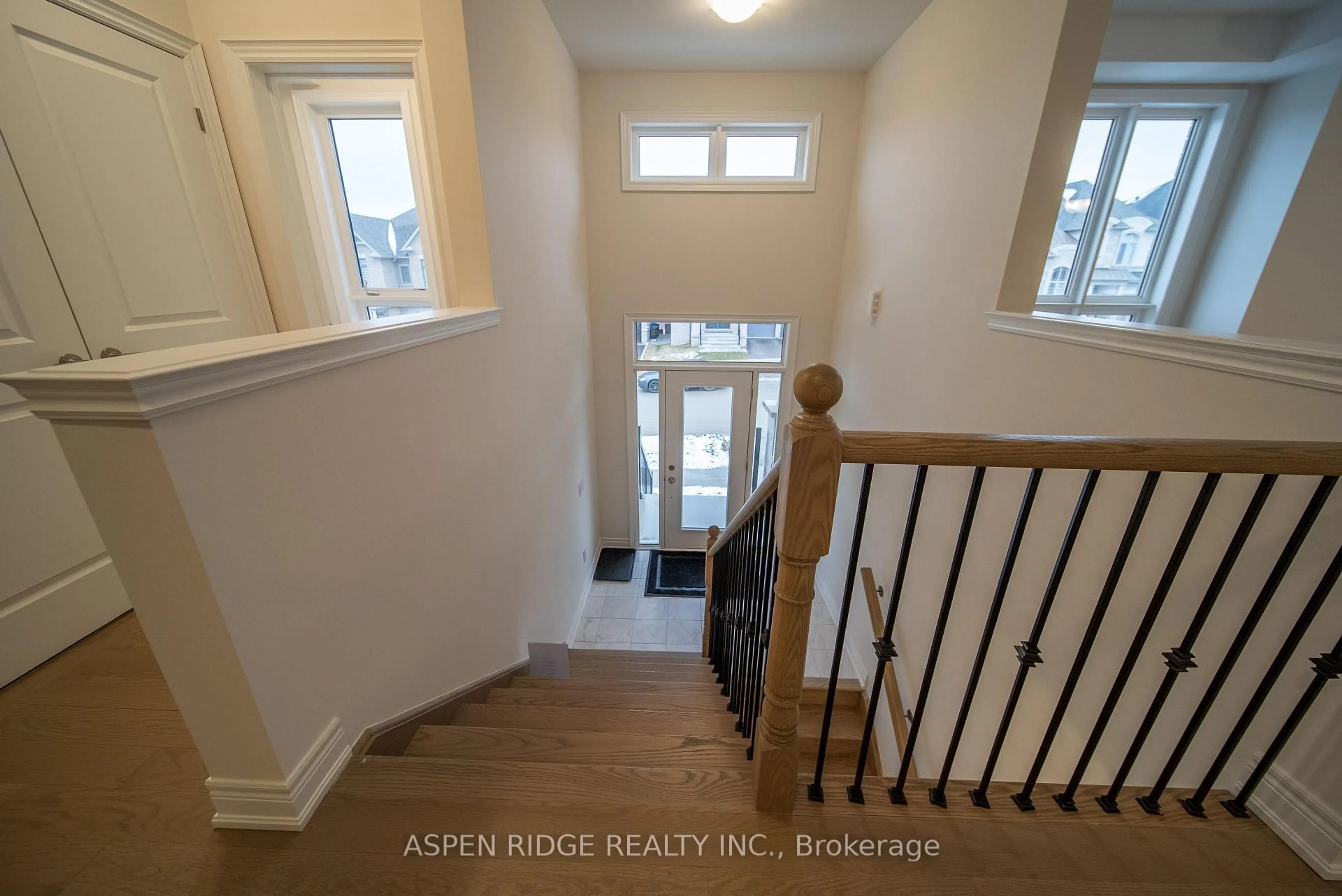 Indoor entryway for 165 Rowe St, Bradford West Gwillimbury Ontario L3Z 4N2