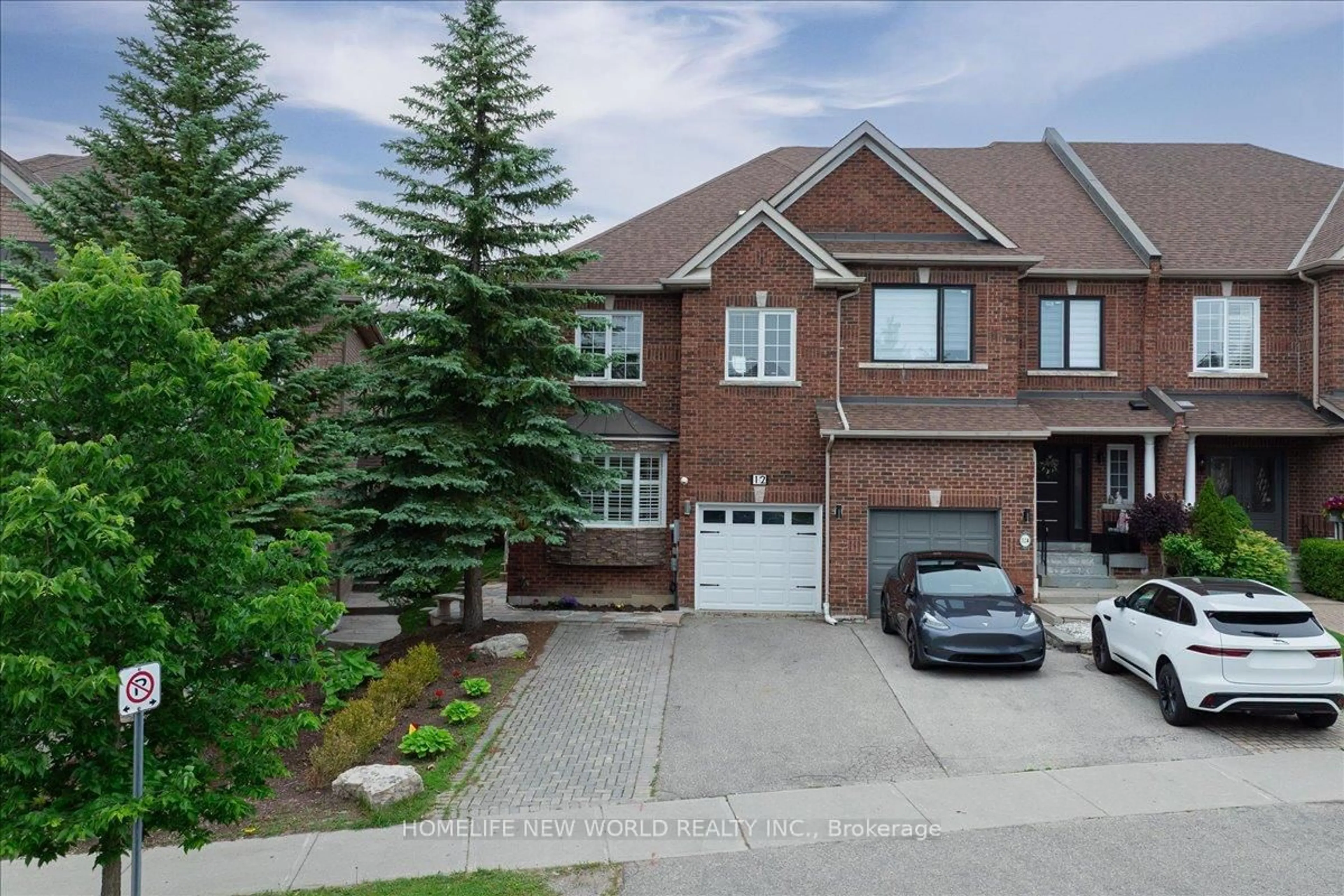 A pic from outside/outdoor area/front of a property/back of a property/a pic from drone, street for 12 Casa Grande St, Richmond Hill Ontario L4S 1R5