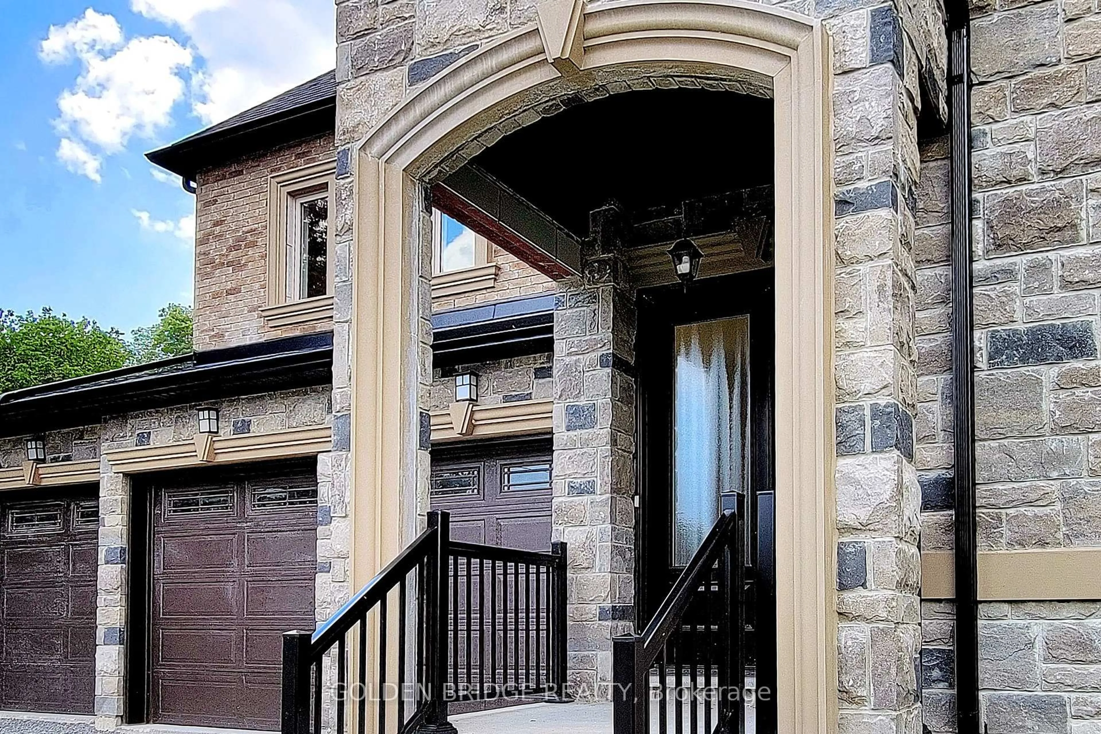 Indoor entryway for 307 Walter Dr, Georgina Ontario L4P 3A8