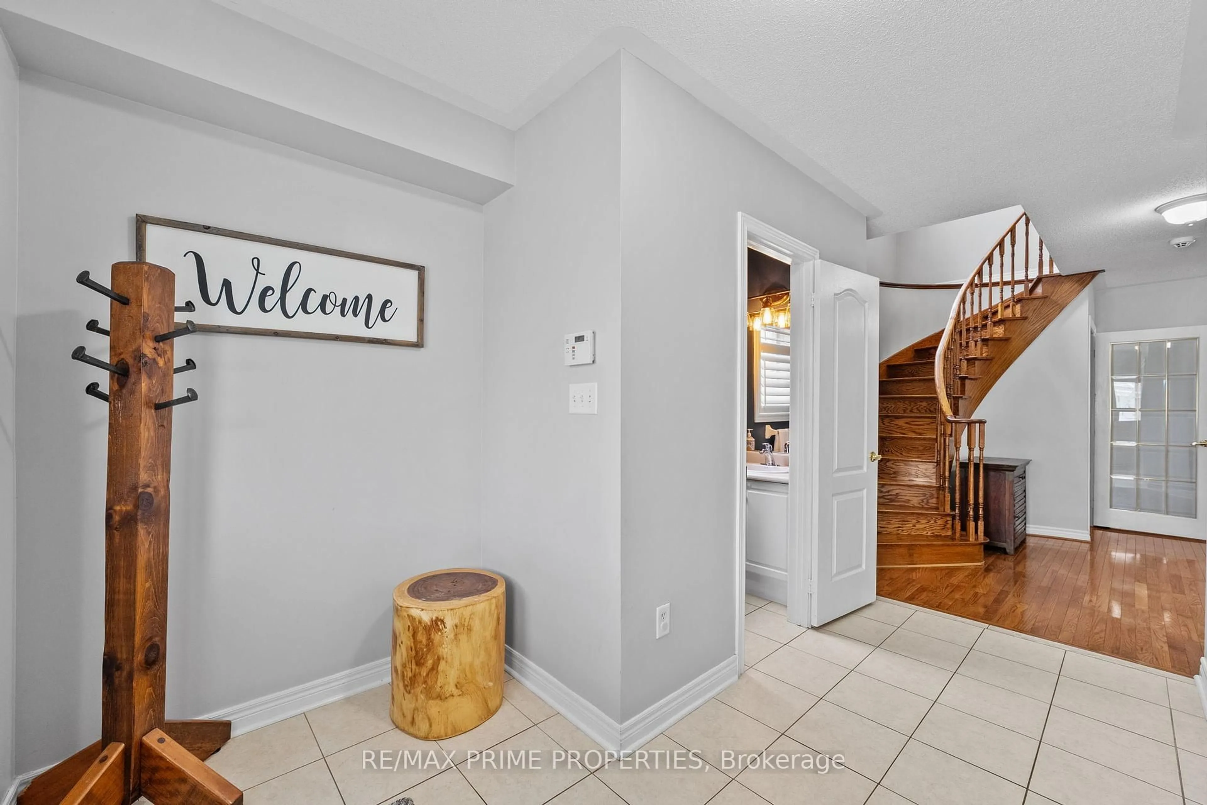 Indoor entryway for 648 Society Cres, Newmarket Ontario L3X 2V8