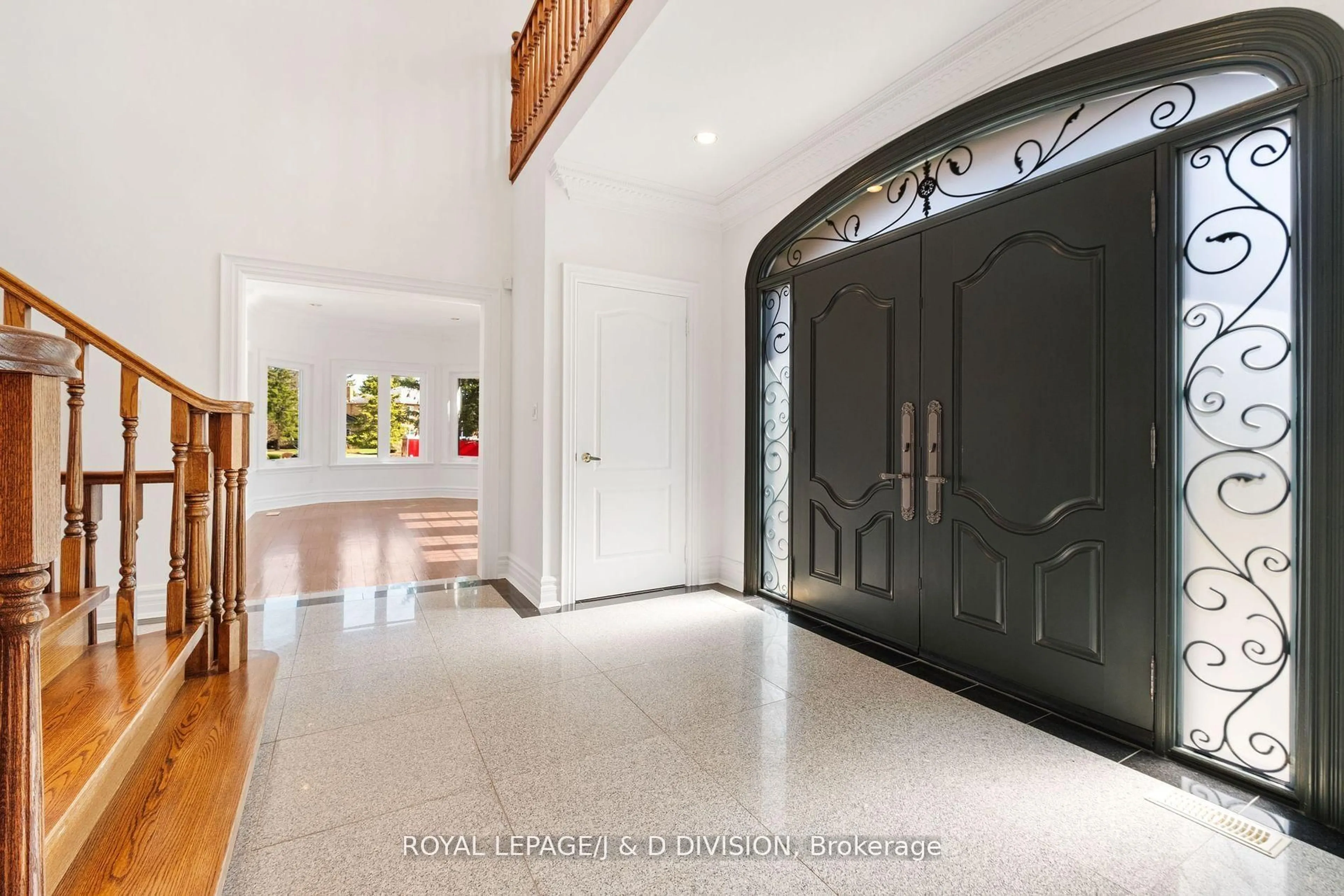 Indoor foyer for 19 Logan Crt, Whitchurch-Stouffville Ontario L4A 7X5