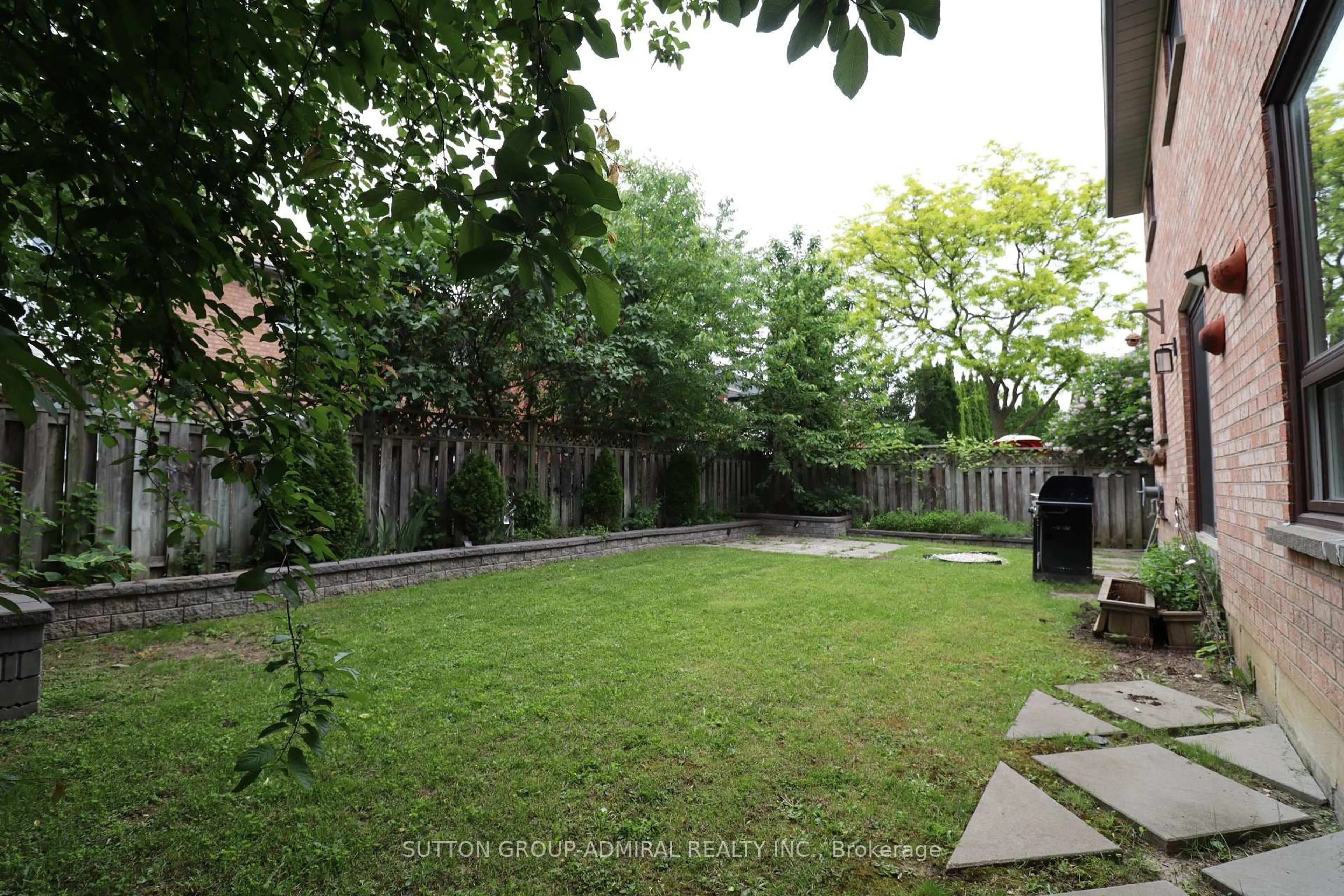 Patio, street for 152 Grenadier Cres, Vaughan Ontario L4J 7V6