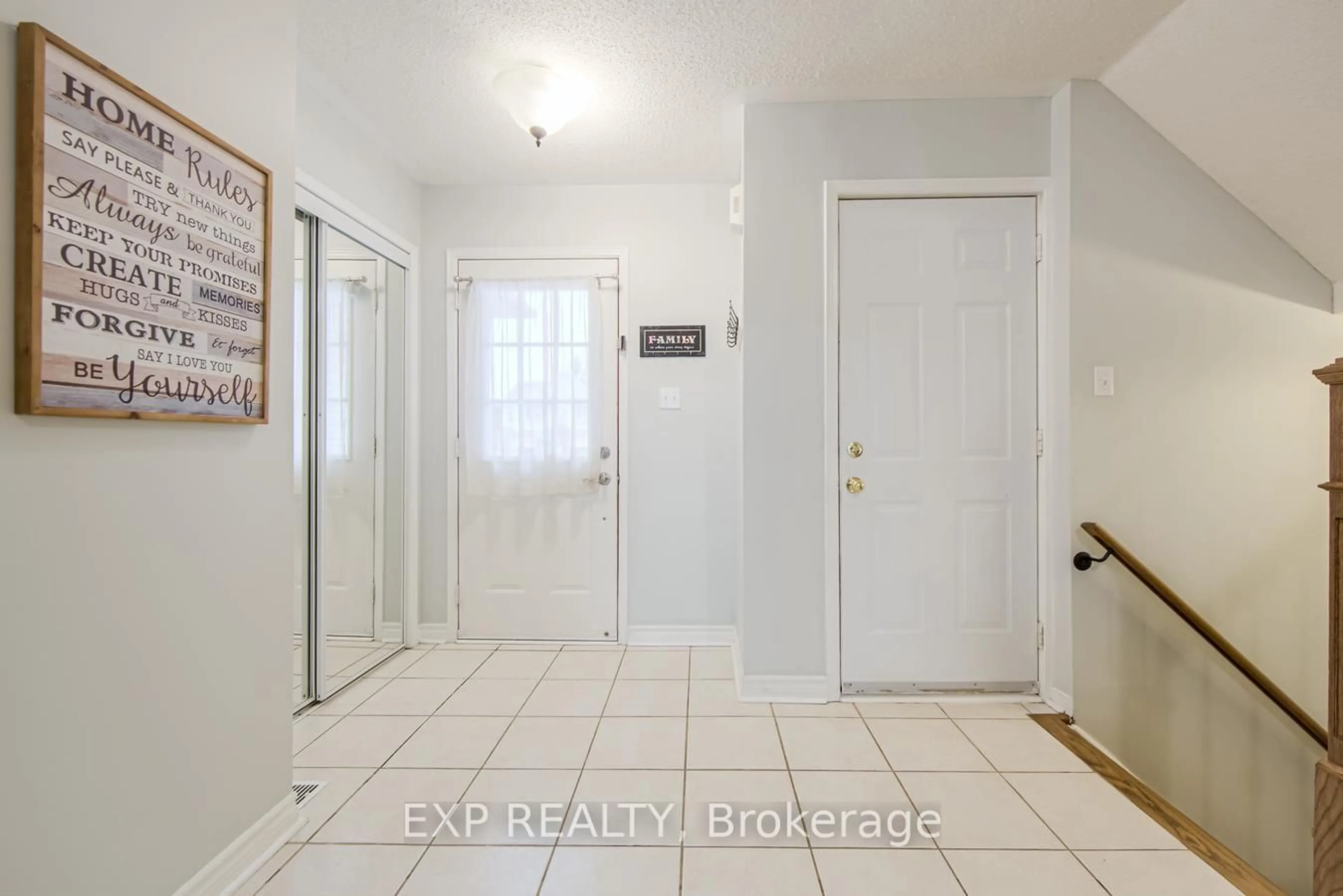 Indoor entryway for 5 Mcgahey St, New Tecumseth Ontario L0G 1W0