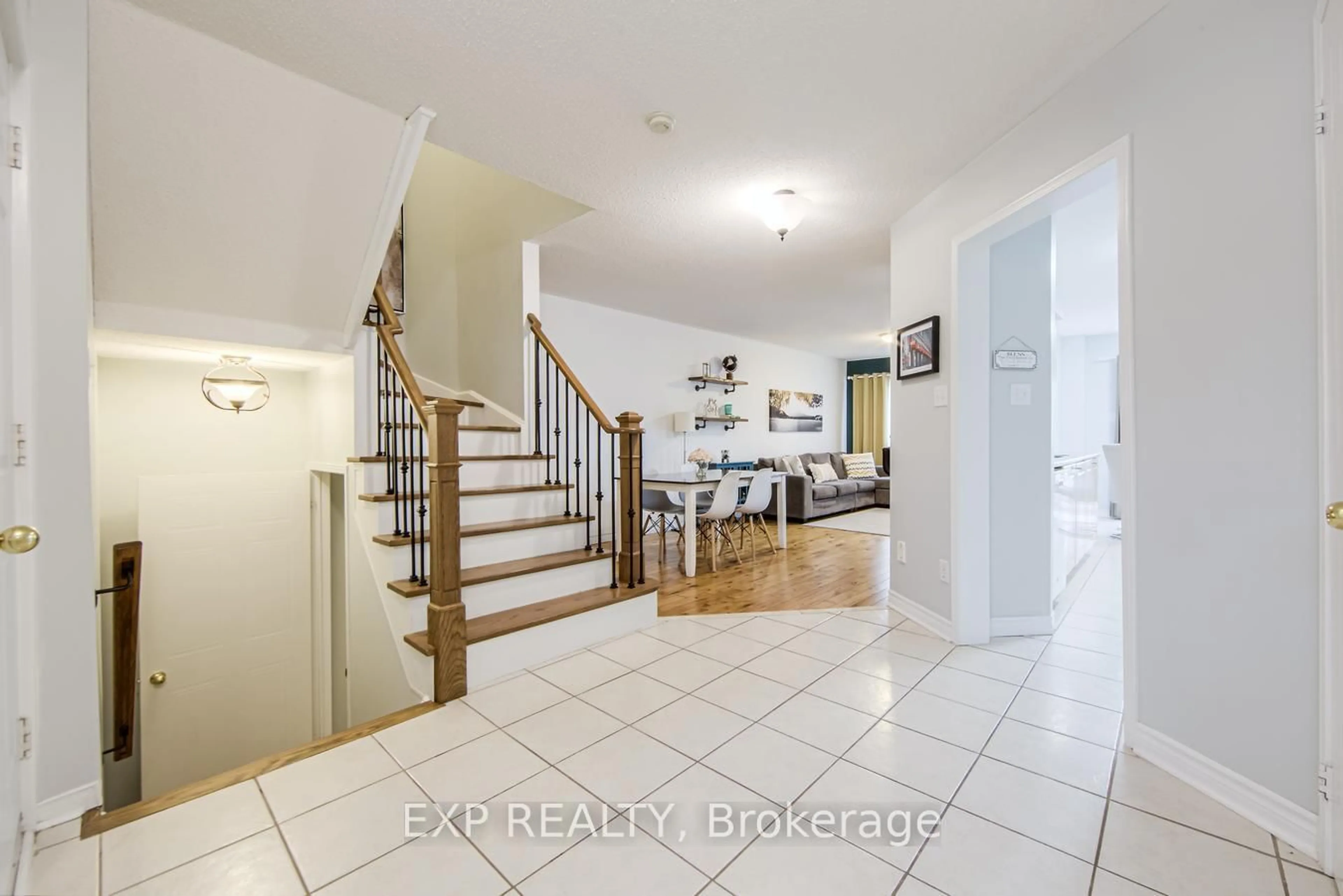 Indoor entryway for 5 Mcgahey St, New Tecumseth Ontario L0G 1W0