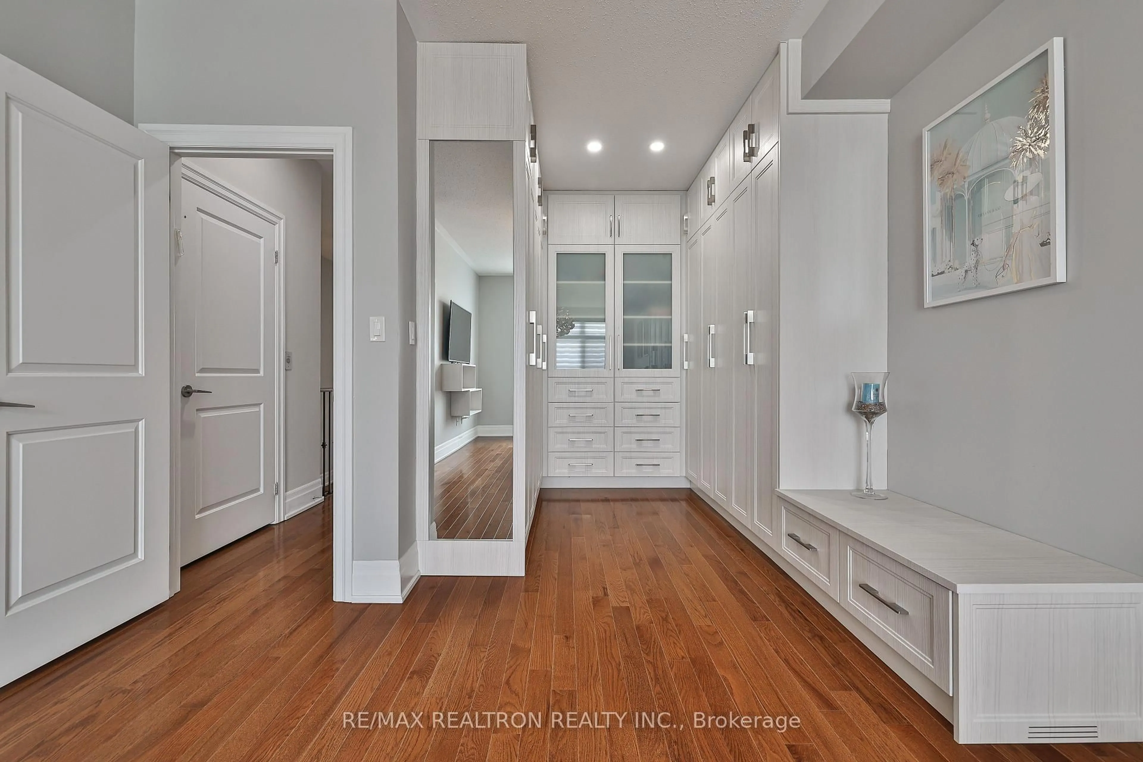 Indoor entryway for 123 Golden Tr, Vaughan Ontario L6A 5A1