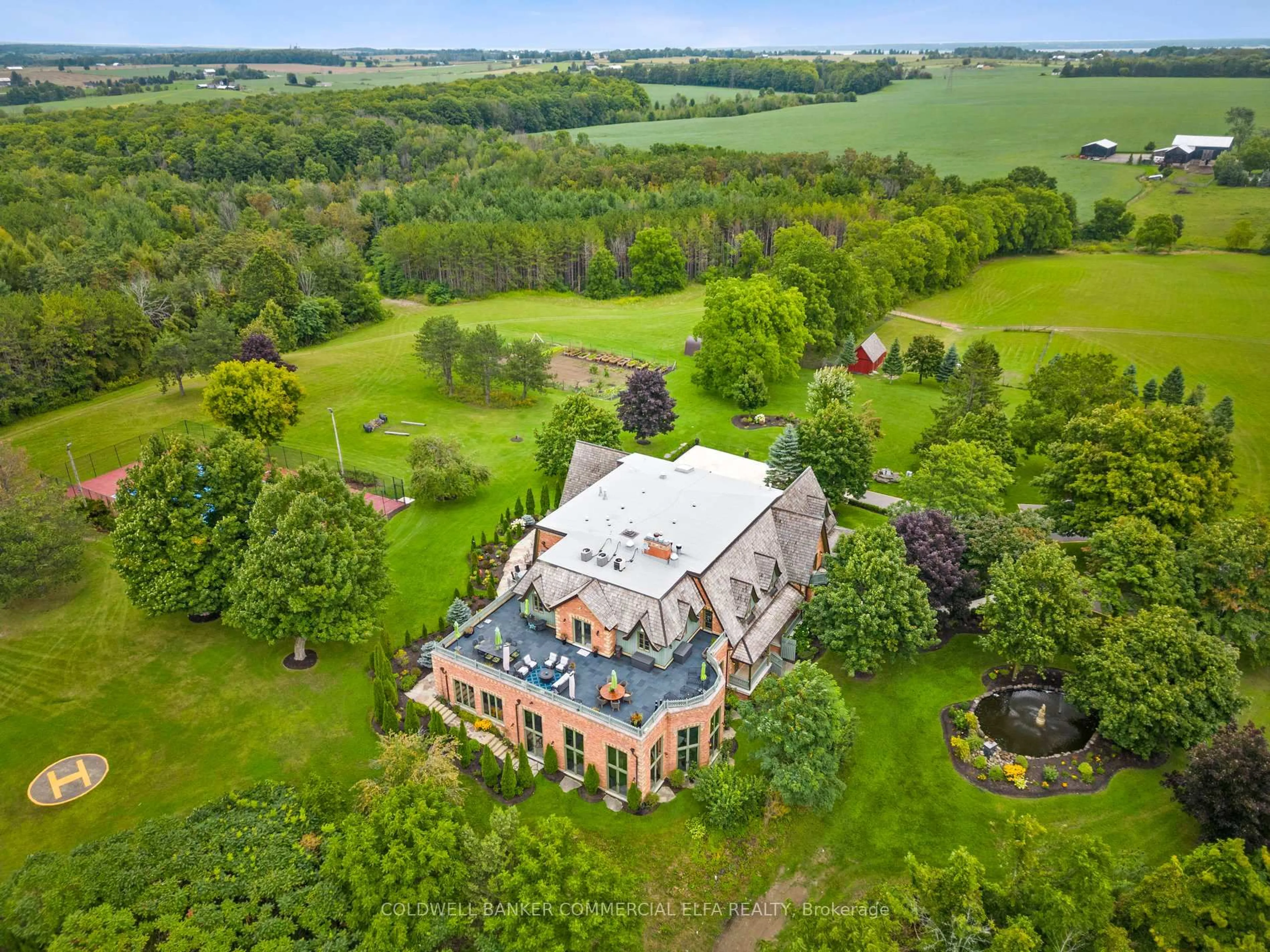 A pic from outside/outdoor area/front of a property/back of a property/a pic from drone, building for 2688 14th Line, Innisfil Ontario L0L 1R0