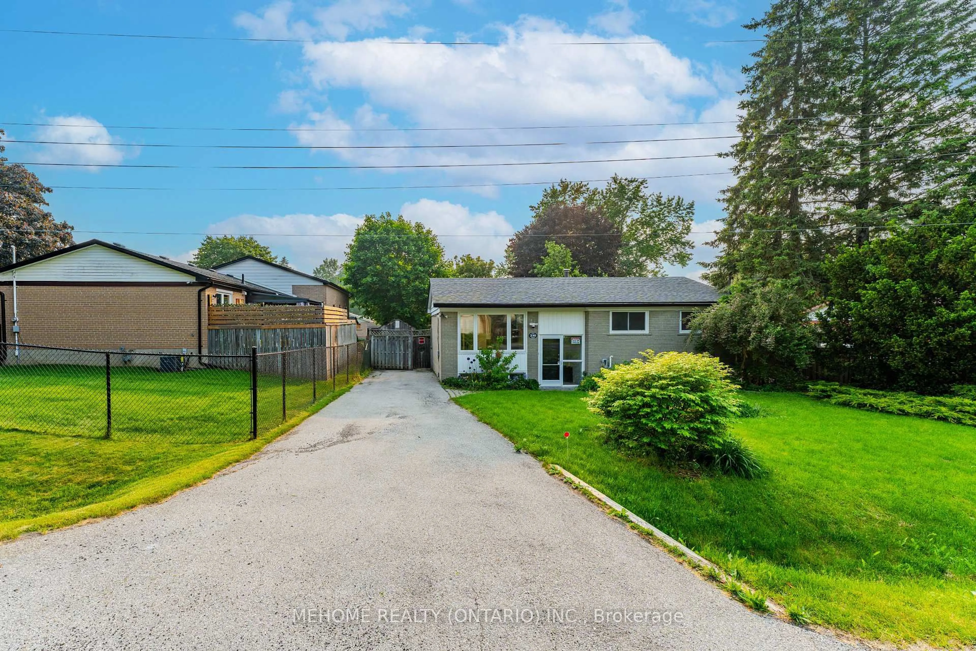 A pic from outside/outdoor area/front of a property/back of a property/a pic from drone, street for 230 East St, East Gwillimbury Ontario L9N 1K8