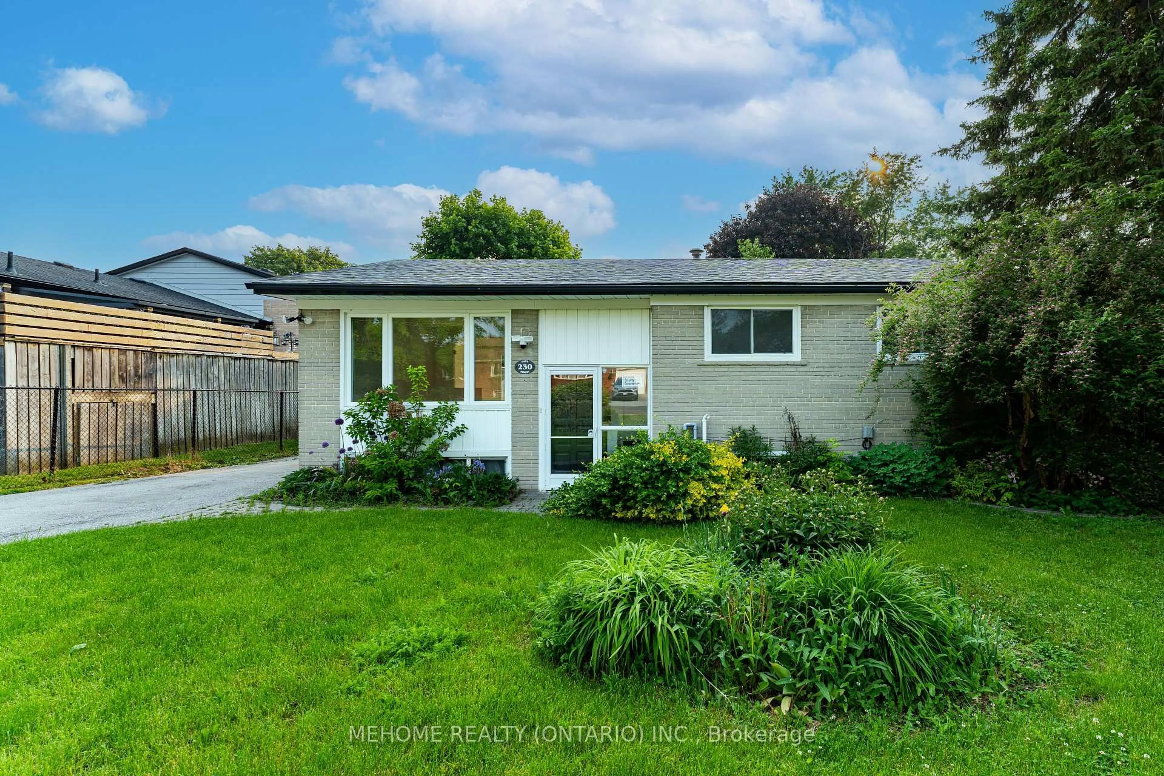 A pic from outside/outdoor area/front of a property/back of a property/a pic from drone, street for 230 East St, East Gwillimbury Ontario L9N 1K8