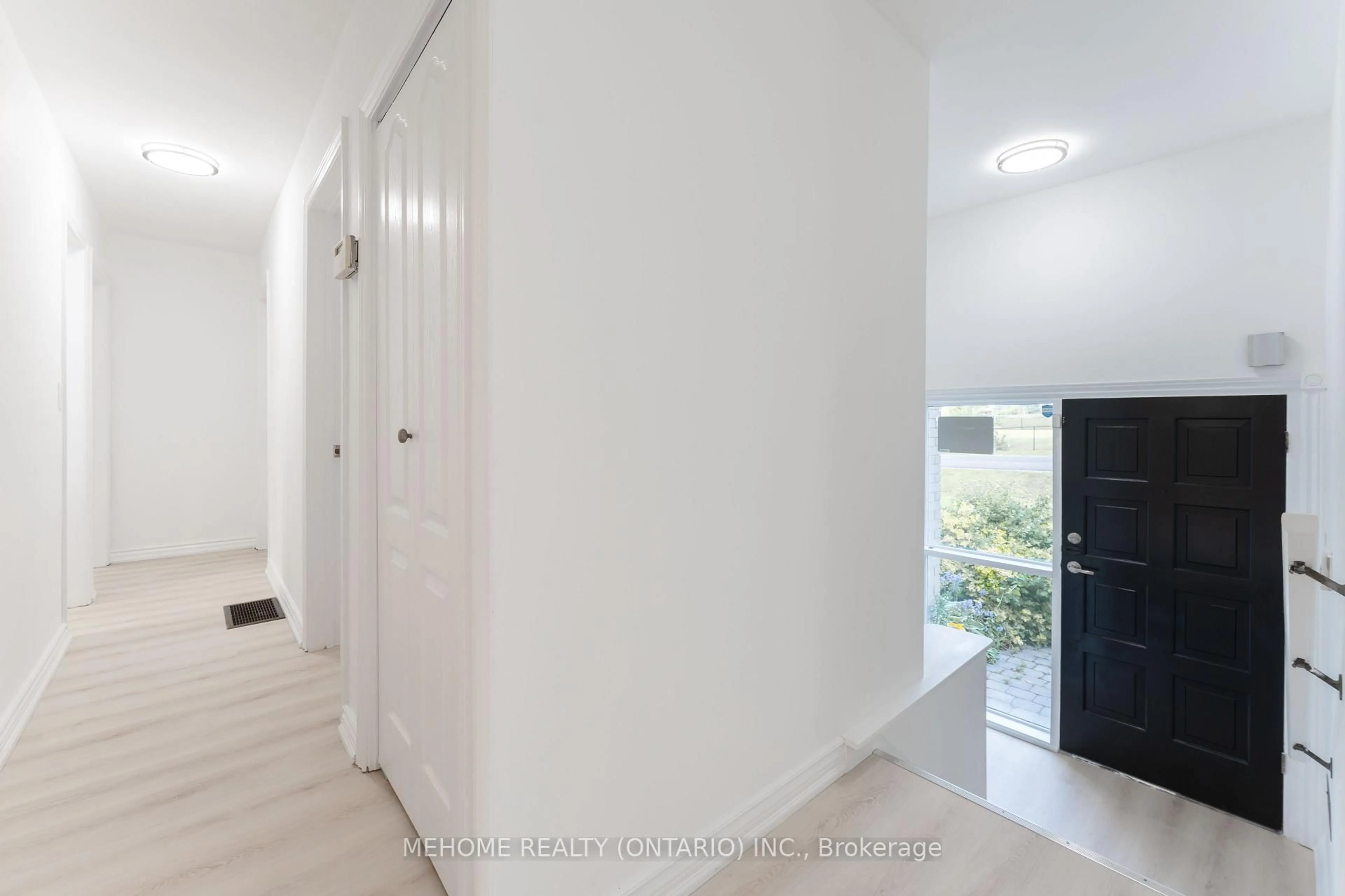 Indoor entryway for 230 East St, East Gwillimbury Ontario L9N 1K8