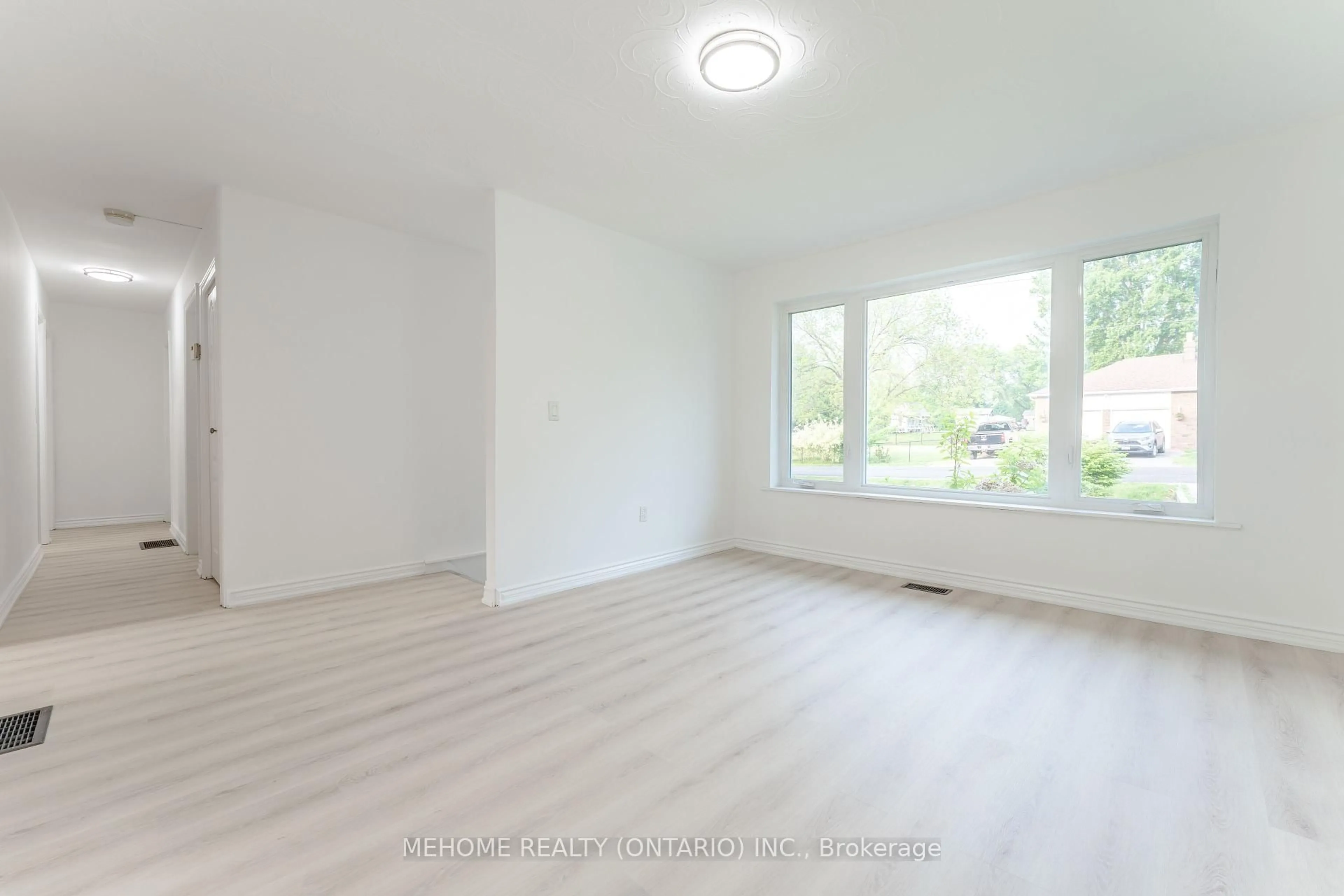 A pic of a room for 230 East St, East Gwillimbury Ontario L9N 1K8