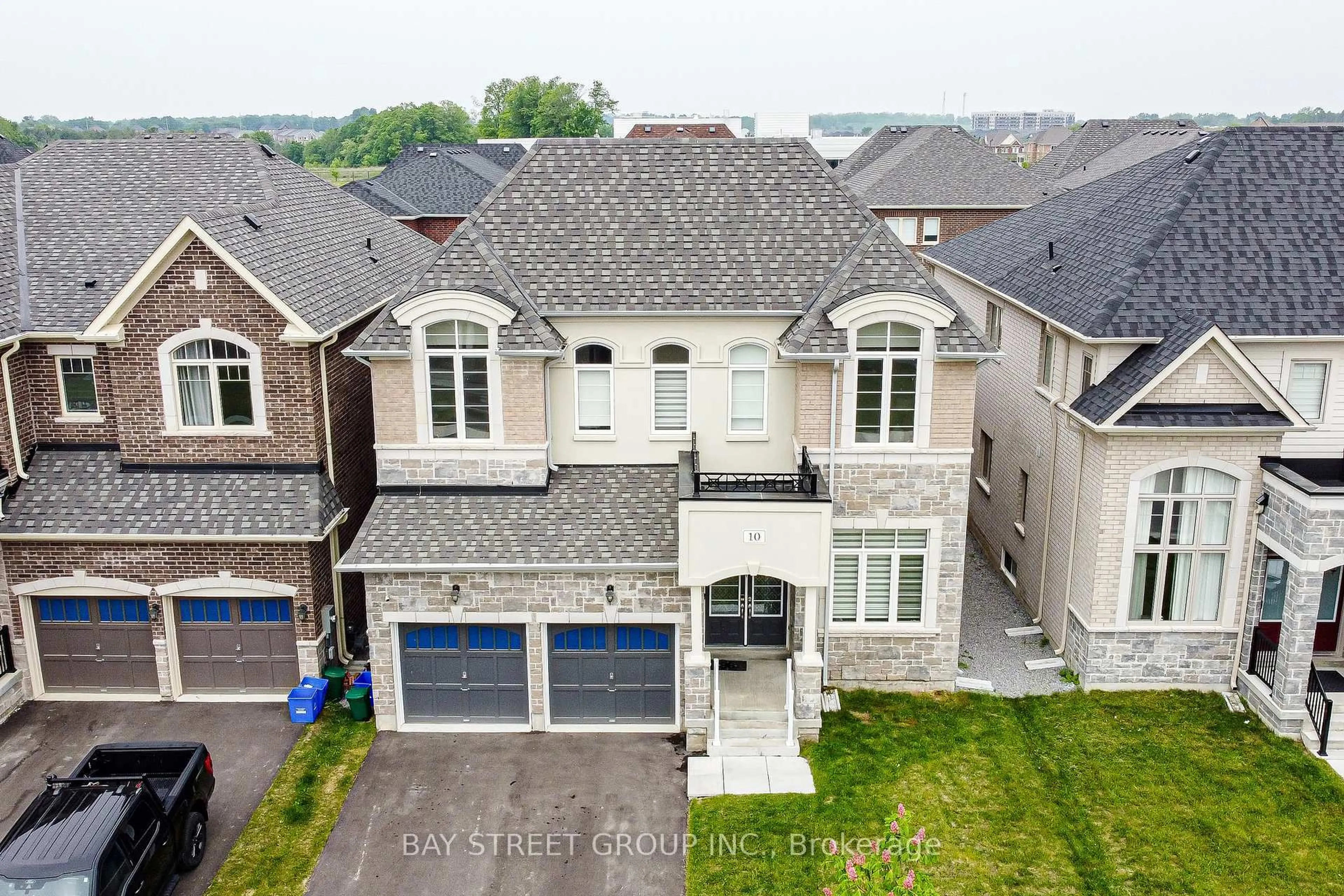 A pic from outside/outdoor area/front of a property/back of a property/a pic from drone, street for 10 Kenneth Ross Bend, East Gwillimbury Ontario L9N 0T7
