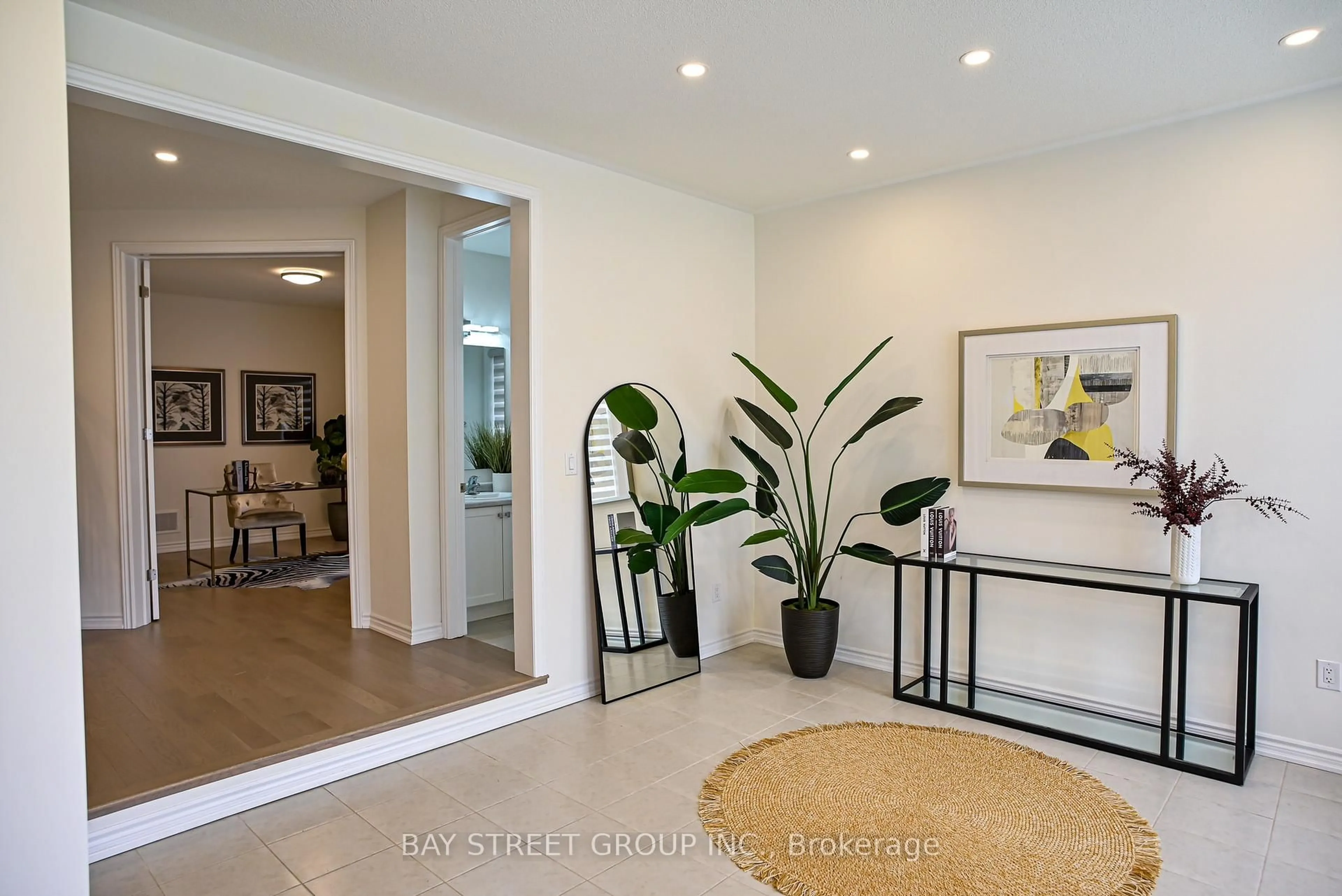 Indoor entryway for 10 Kenneth Ross Bend, East Gwillimbury Ontario L9N 0T7