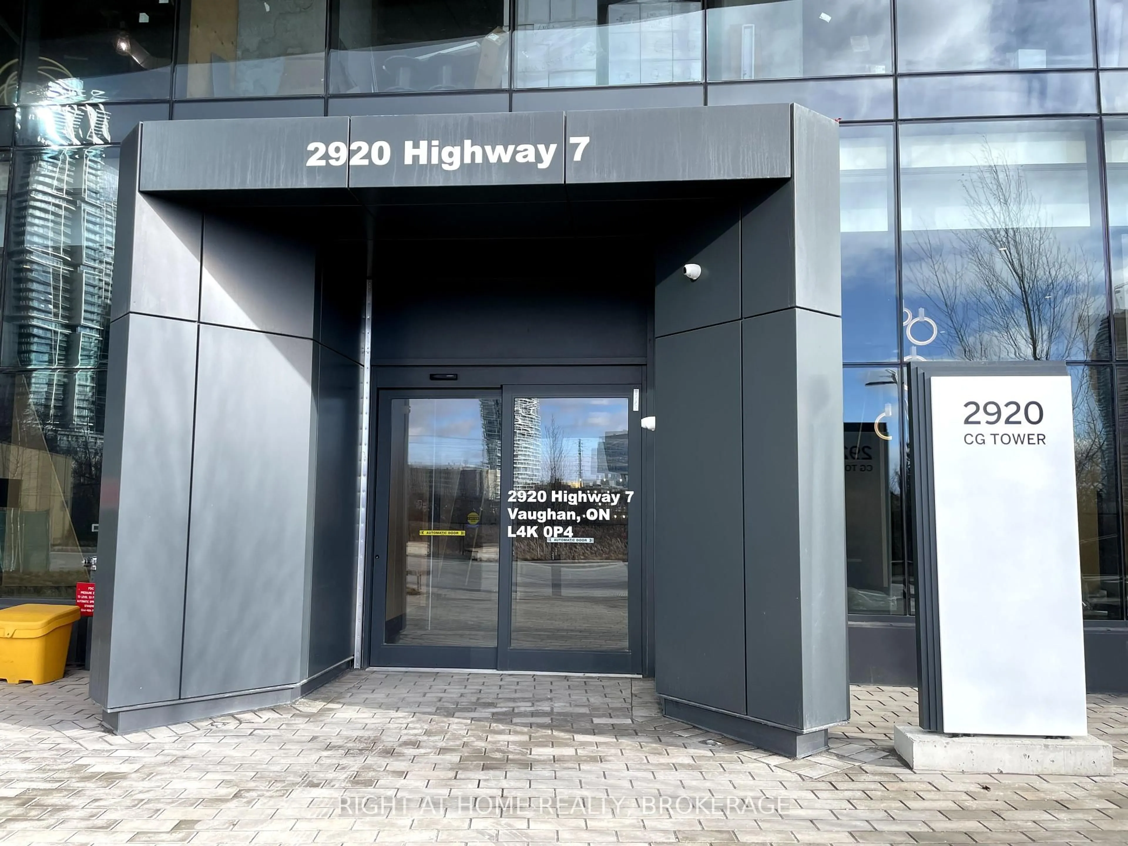 Indoor foyer for 2920 Highway 7 #1306, Vaughan Ontario L4K 0P4