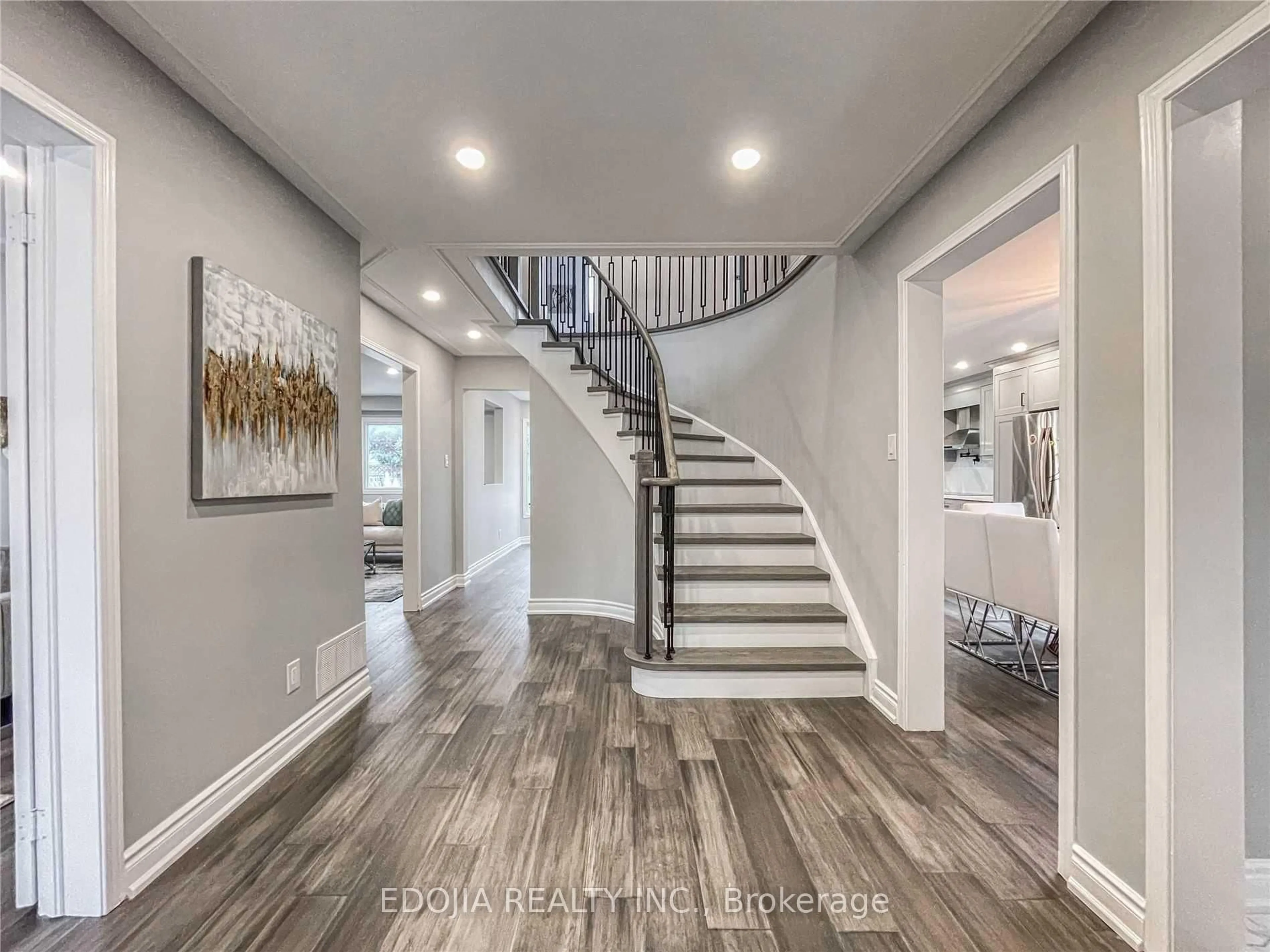 Indoor entryway for 136 Bristol Rd, Newmarket Ontario L3Y 7W8