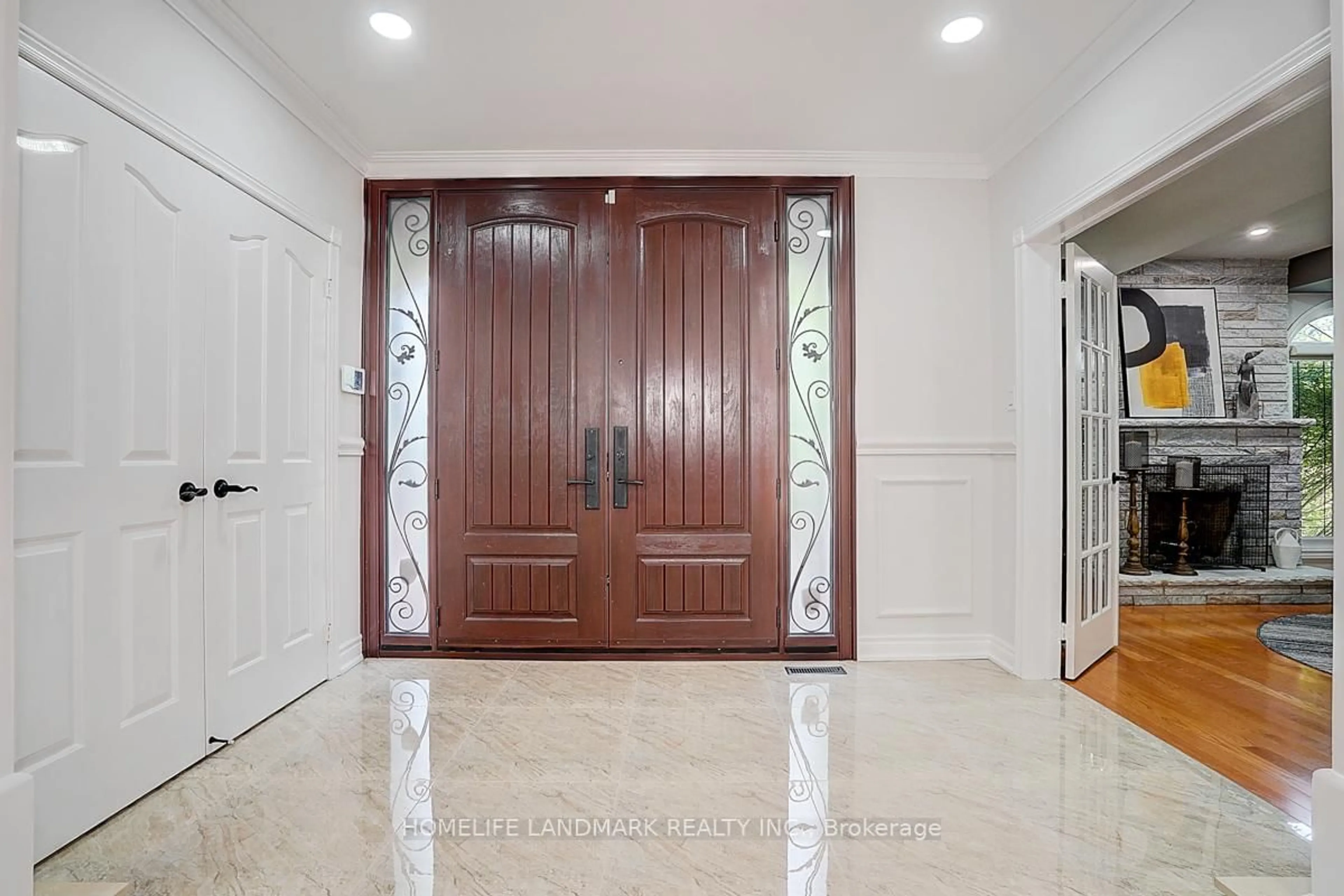Indoor entryway for 30 King's Cross Ave, Richmond Hill Ontario L4B 2T1