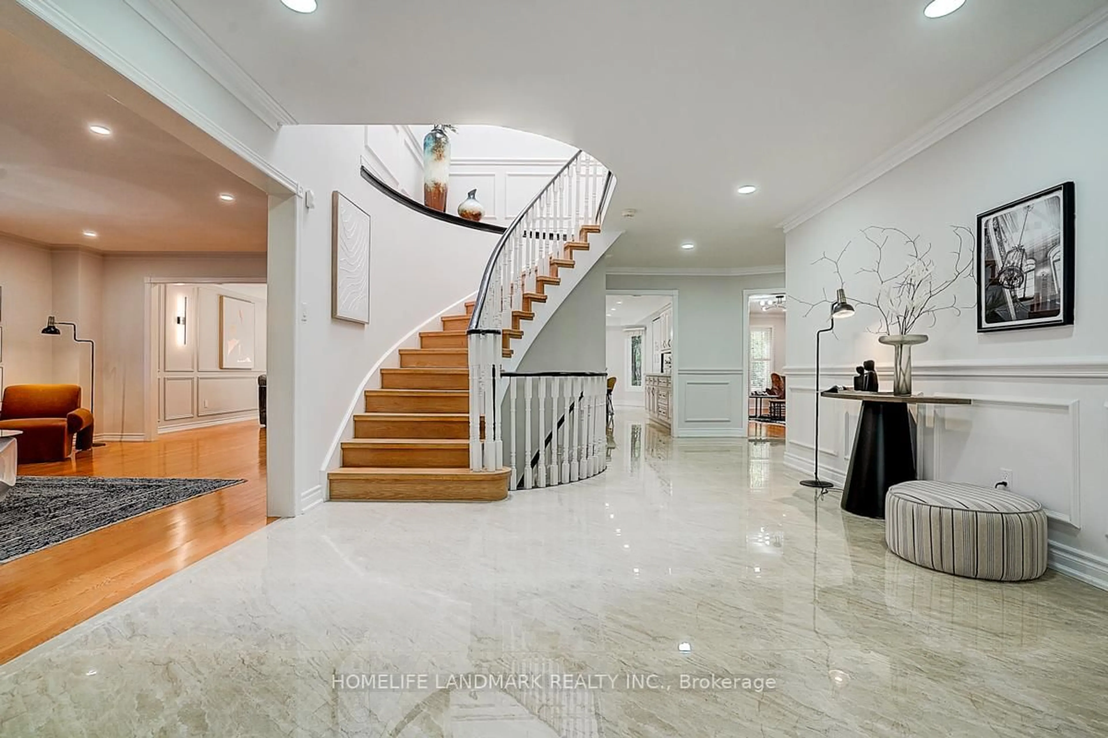 Indoor foyer for 30 King's Cross Ave, Richmond Hill Ontario L4B 2T1