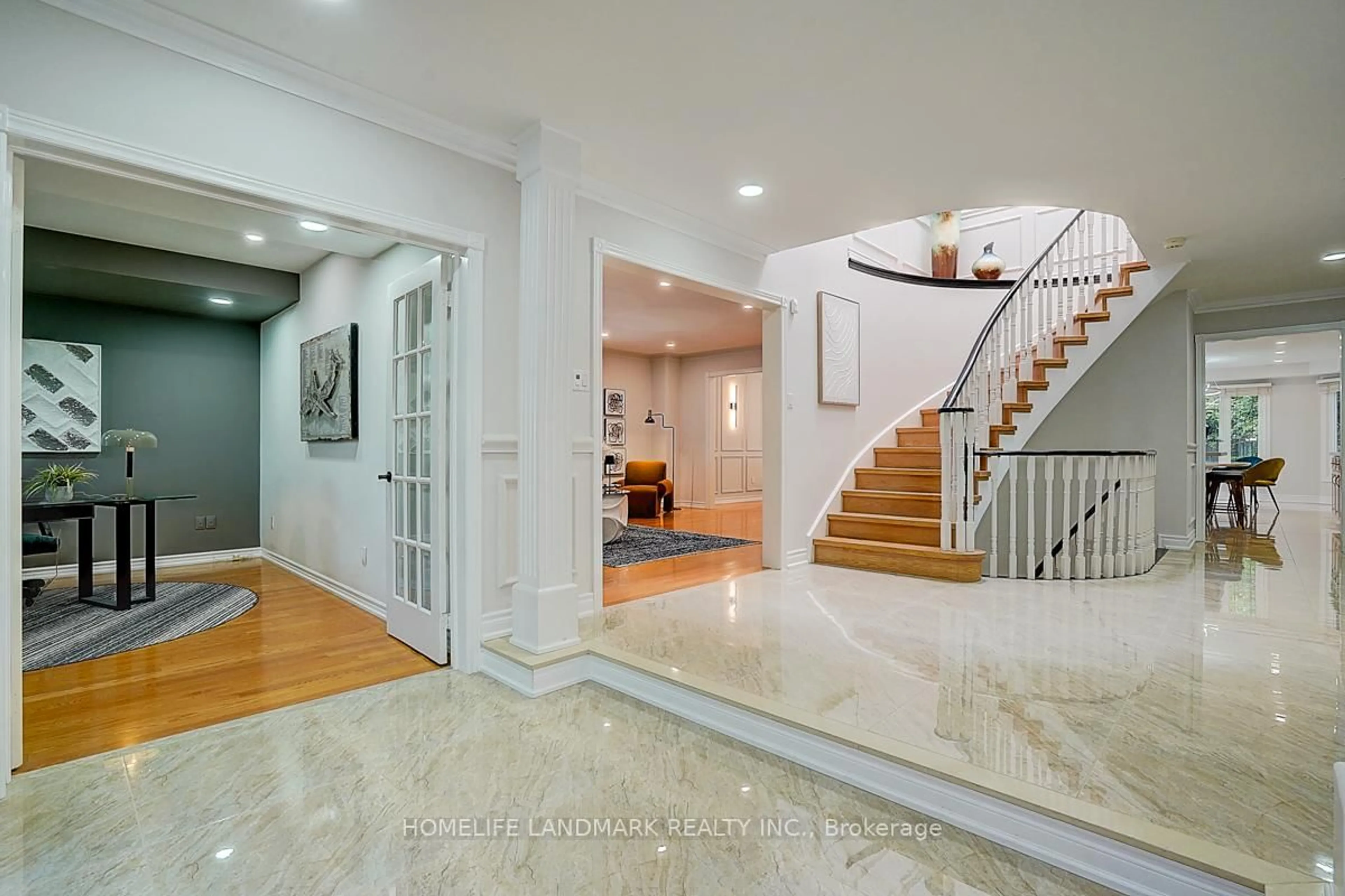 Indoor foyer for 30 King's Cross Ave, Richmond Hill Ontario L4B 2T1