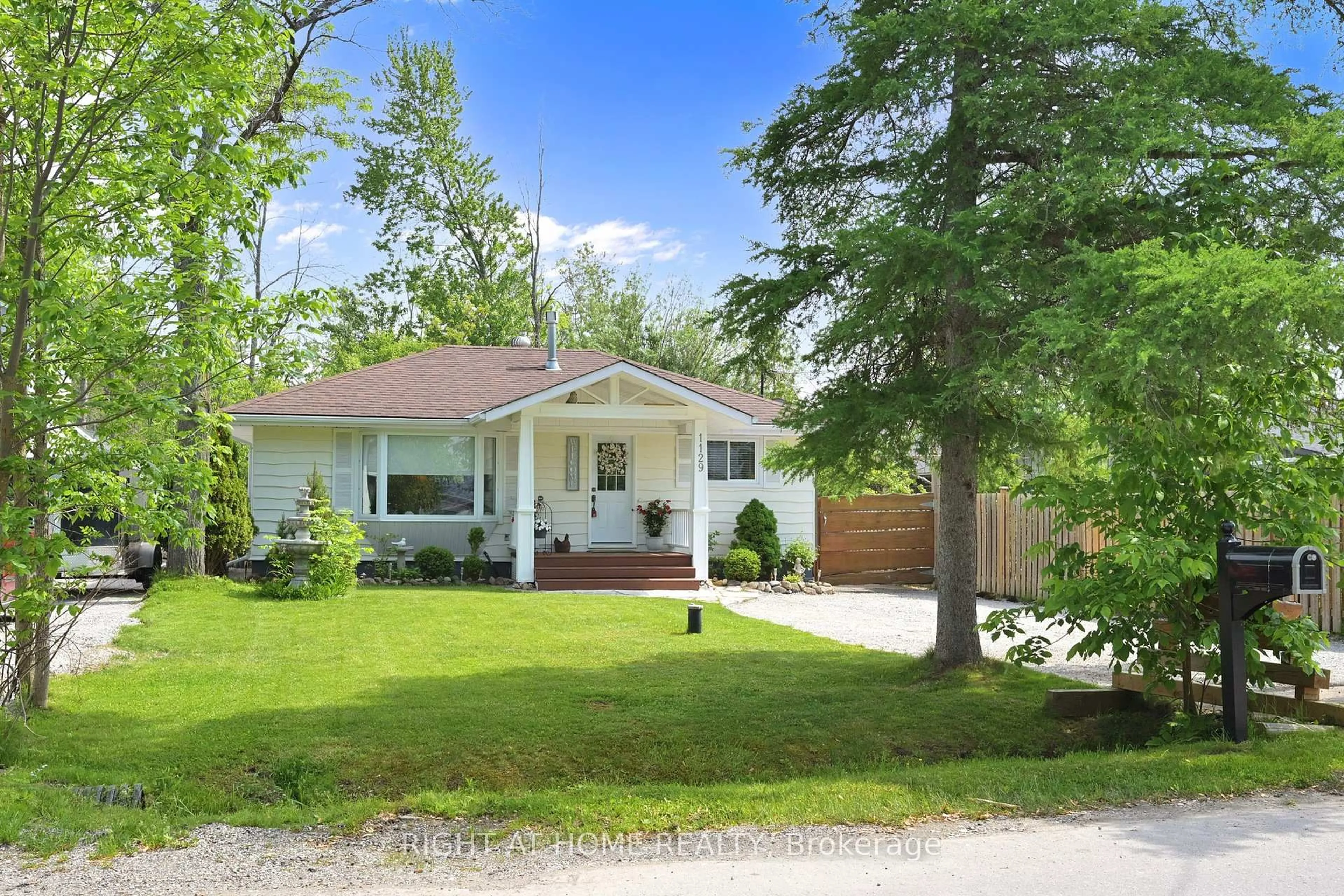 Home with vinyl exterior material, street for 1129 Lindy Lane, Innisfil Ontario L0L 1R0