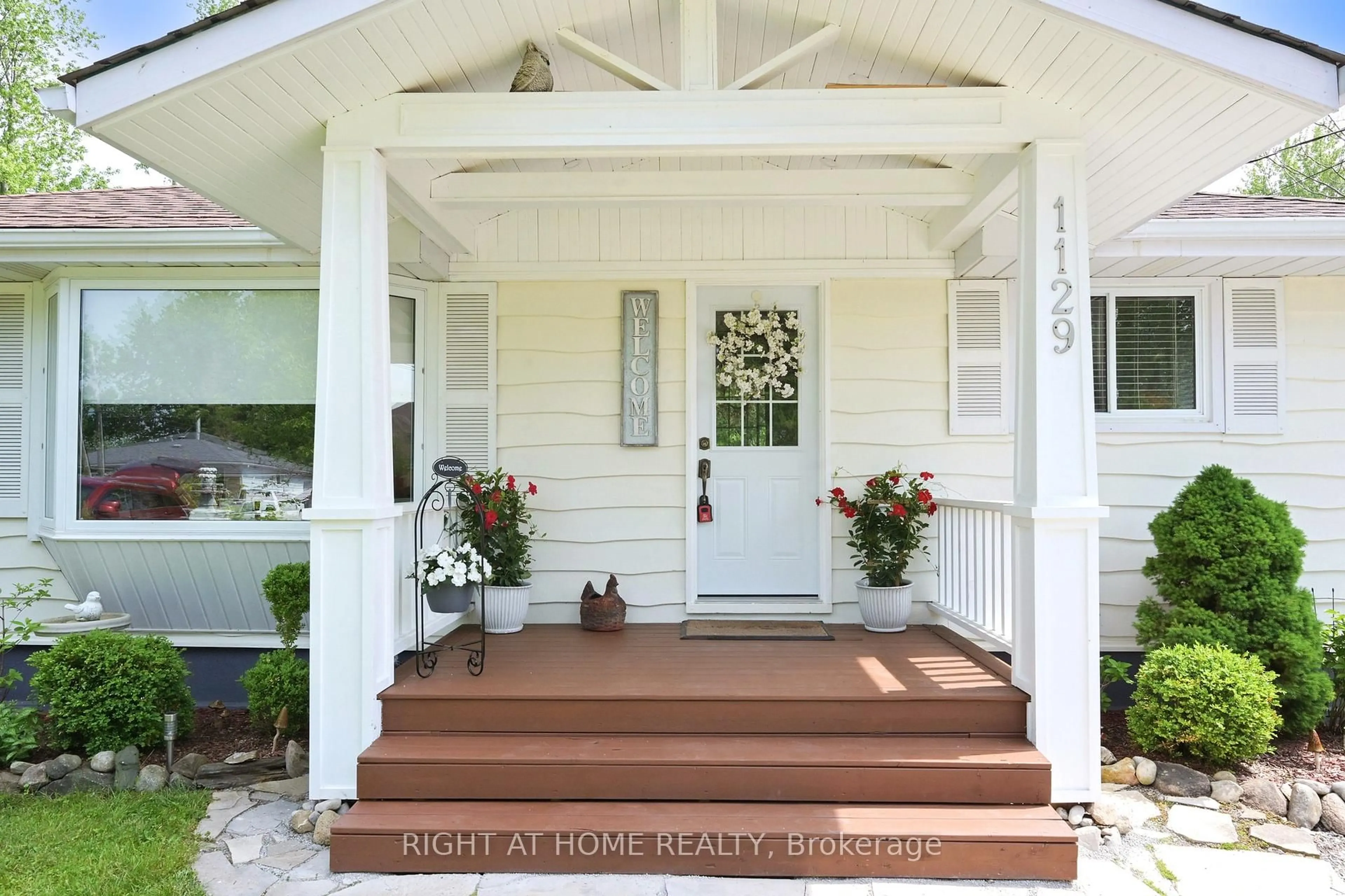 Indoor entryway for 1129 Lindy Lane, Innisfil Ontario L0L 1R0