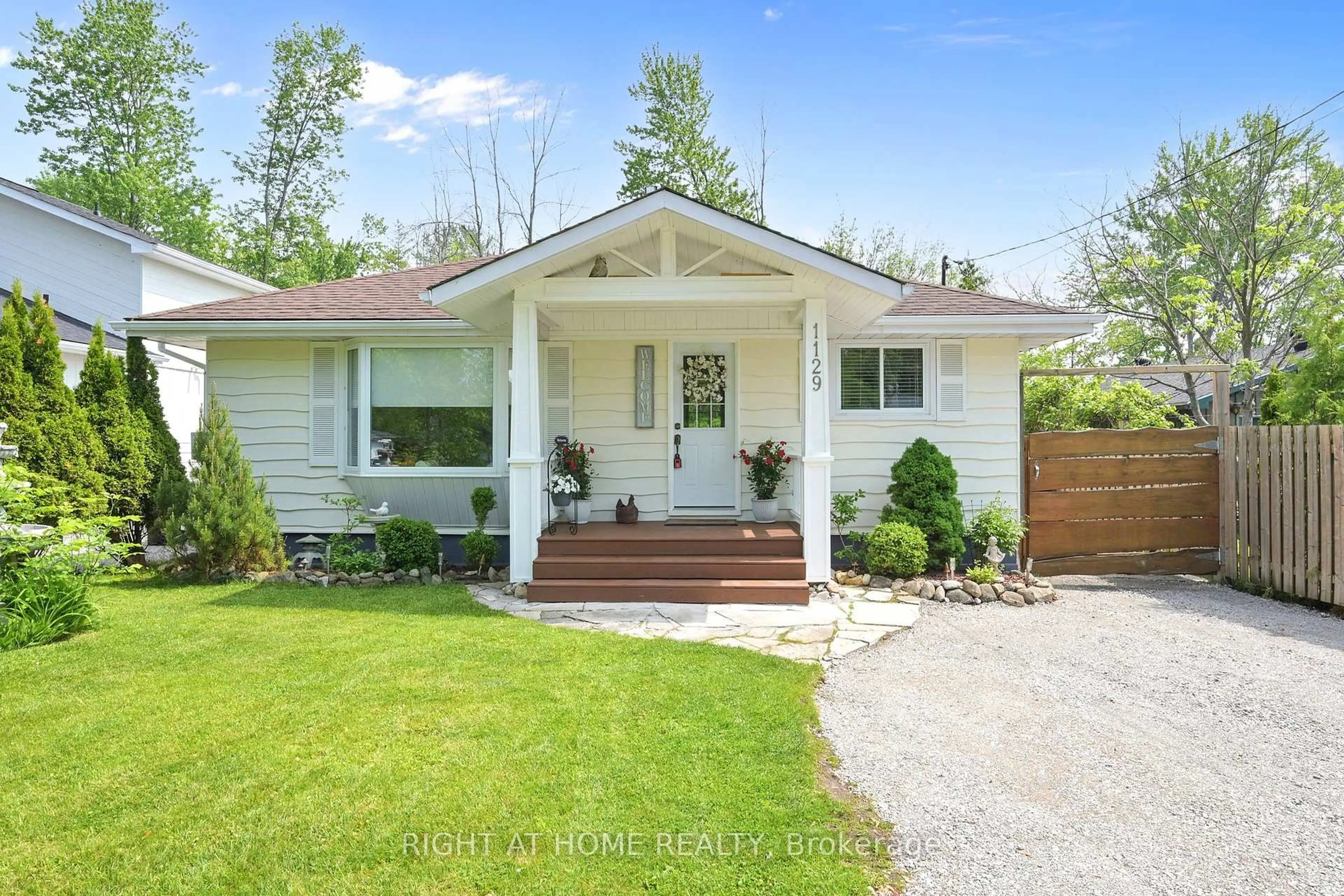 Home with vinyl exterior material, street for 1129 Lindy Lane, Innisfil Ontario L0L 1R0