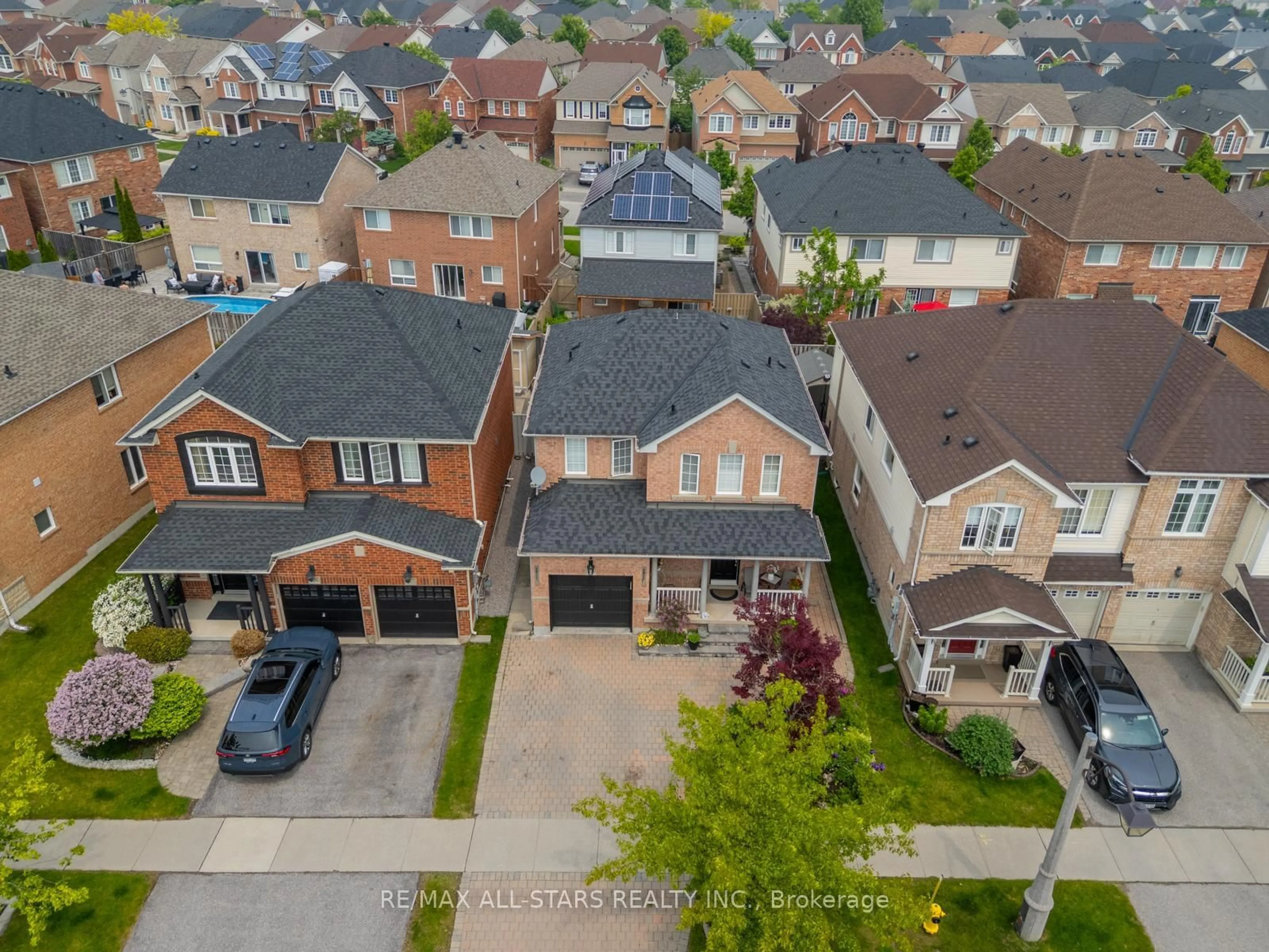 A pic from outside/outdoor area/front of a property/back of a property/a pic from drone, street for 124 Richard Coulson Cres, Whitchurch-Stouffville Ontario L4A 0H9