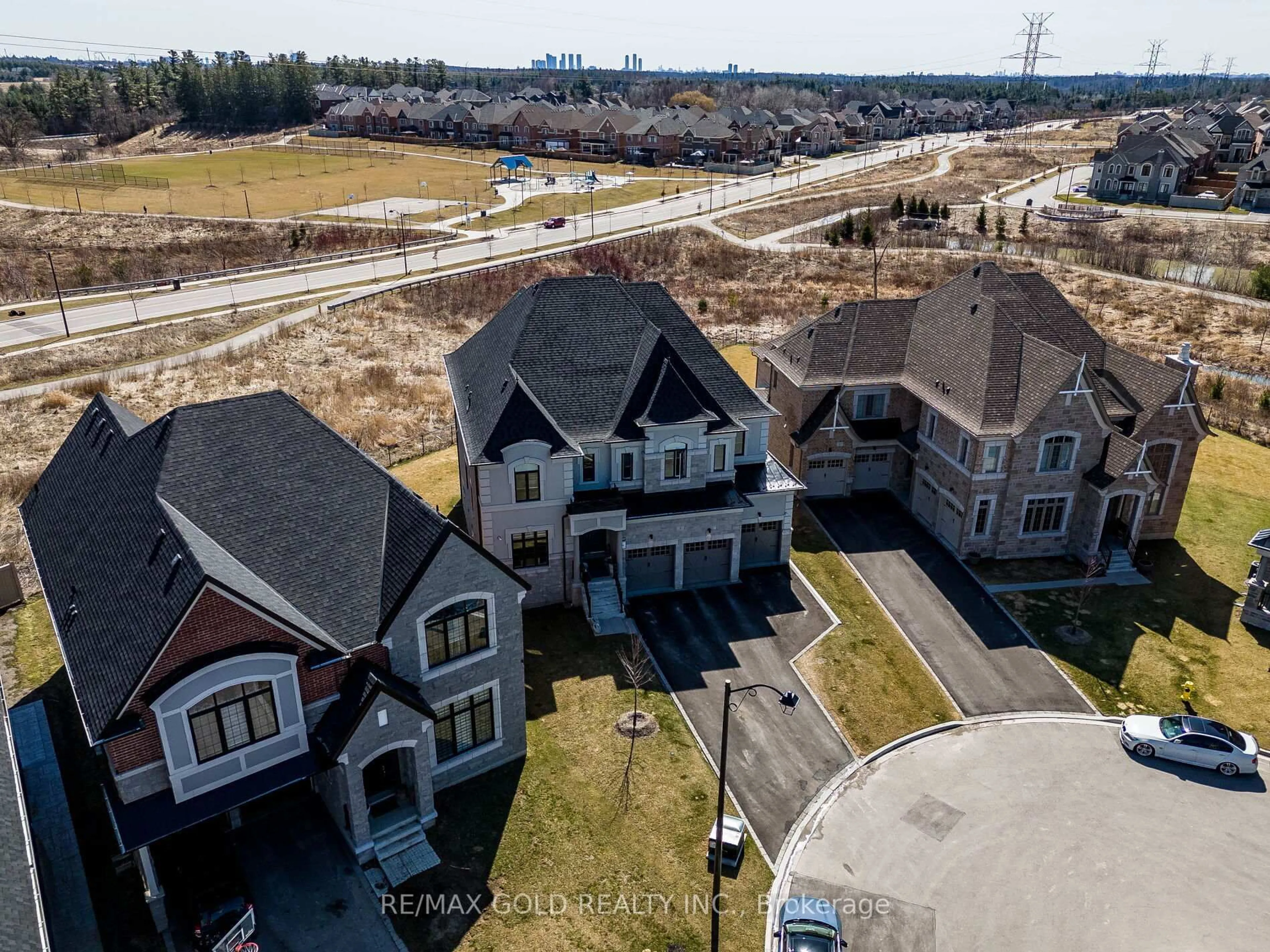 A pic from outside/outdoor area/front of a property/back of a property/a pic from drone, unknown for 9 Mountain Vista Crt, Vaughan Ontario L4H 4W6