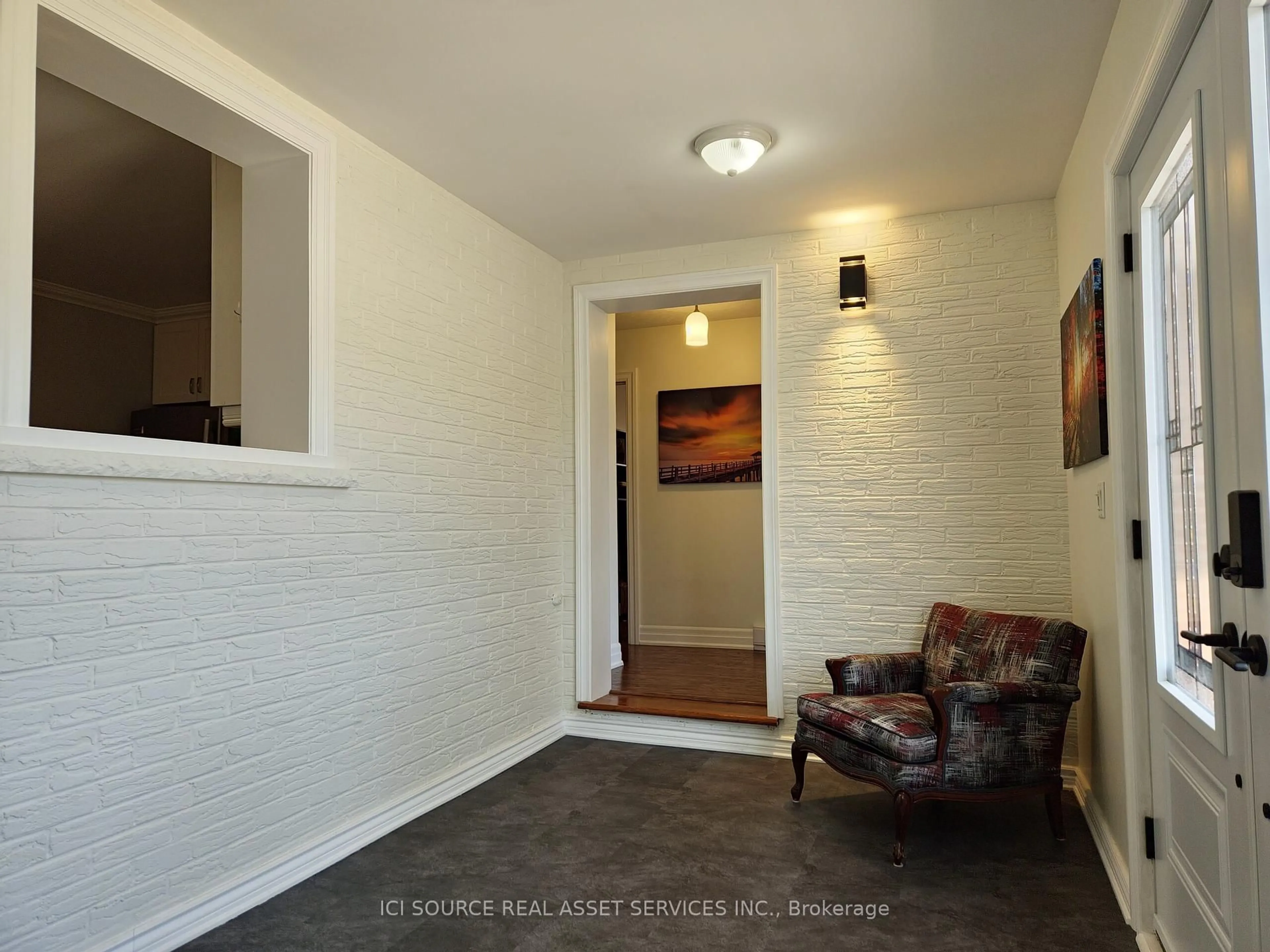 Indoor entryway for 653 Simcoe St, Brock Ontario L0K 1A0