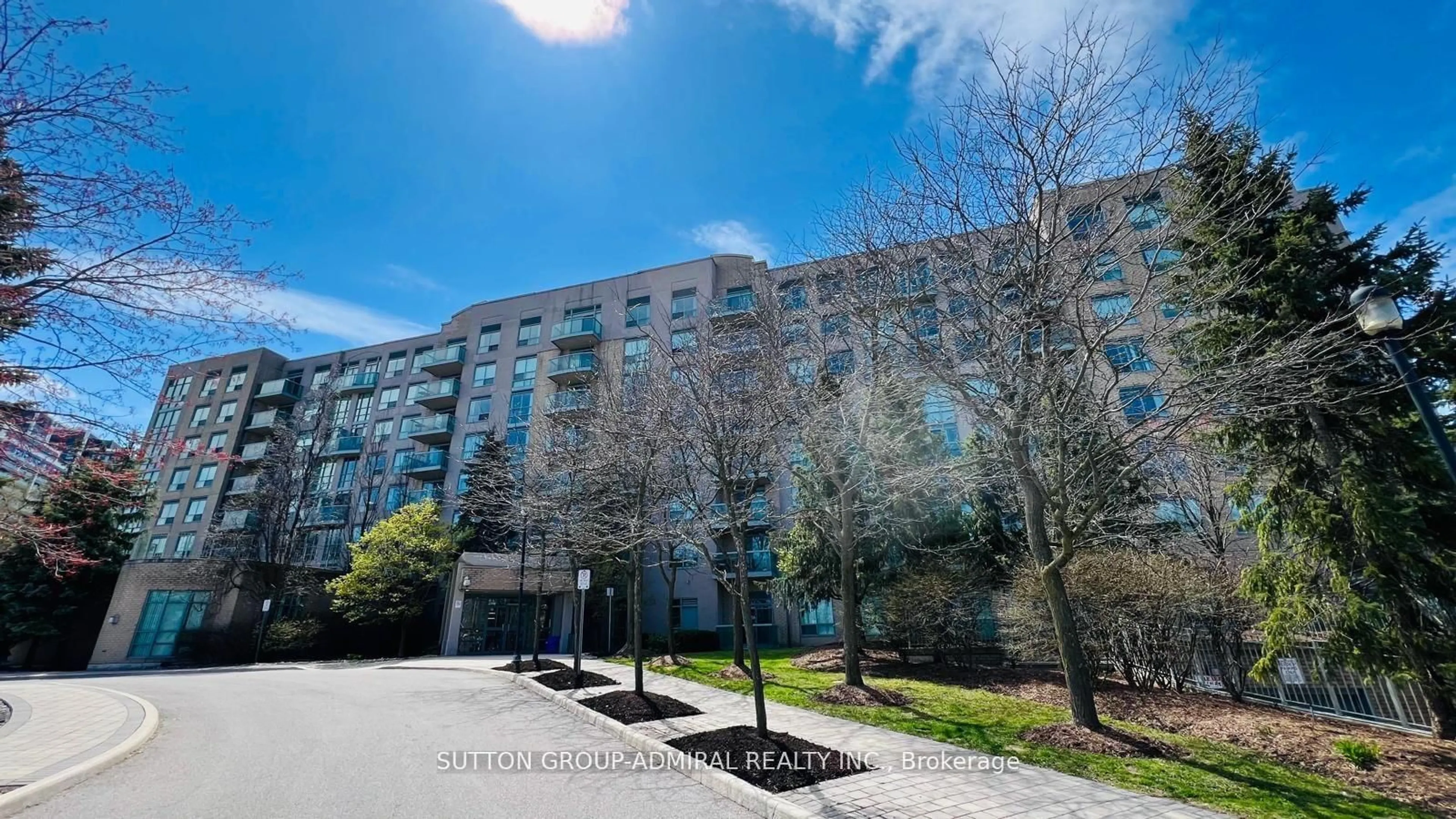 A pic from outside/outdoor area/front of a property/back of a property/a pic from drone, building for 3 Ellesmere St #PH18, Richmond Hill Ontario L4B 4N2