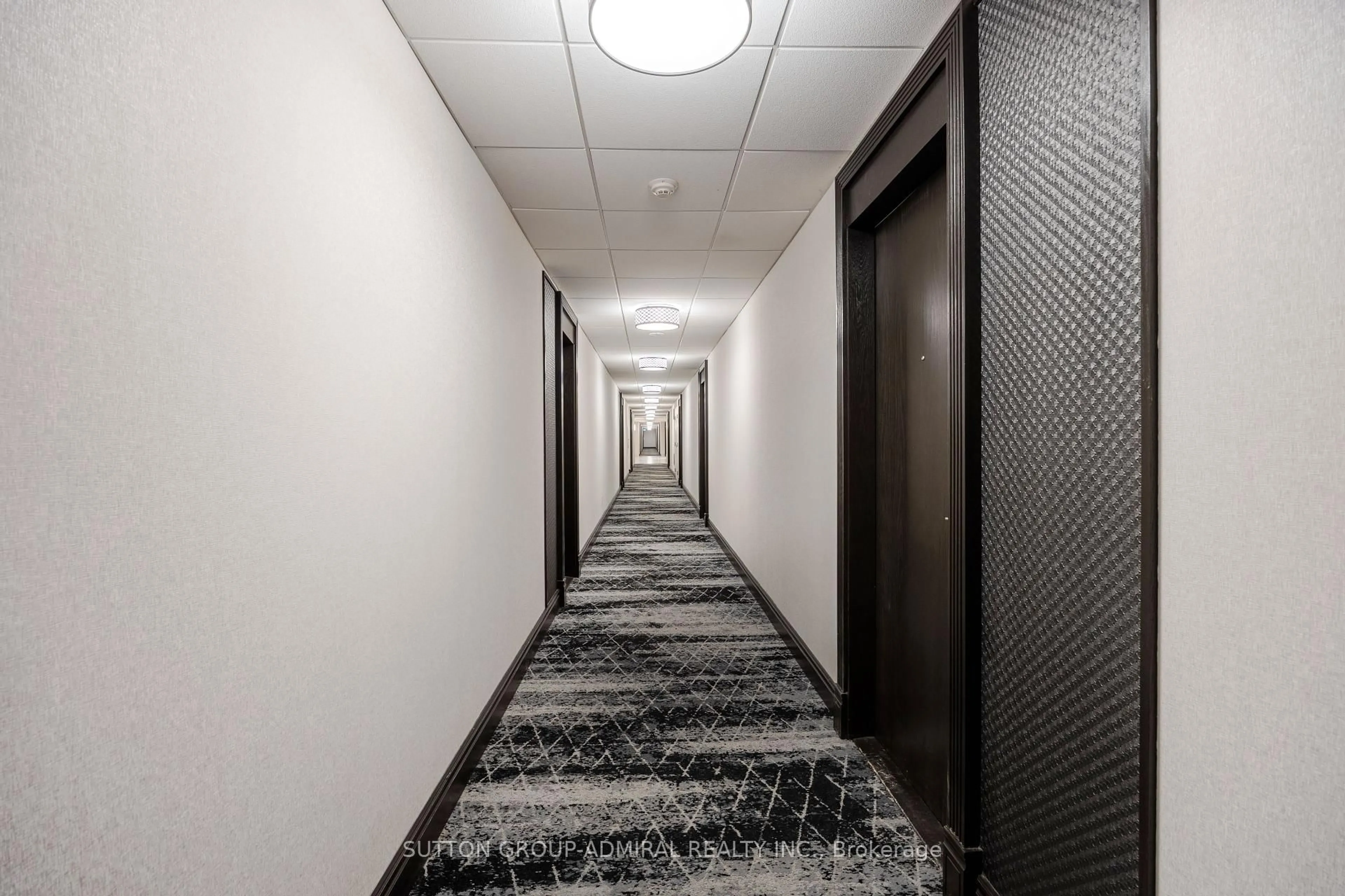 Indoor foyer for 3 Ellesmere St #PH18, Richmond Hill Ontario L4B 4N2
