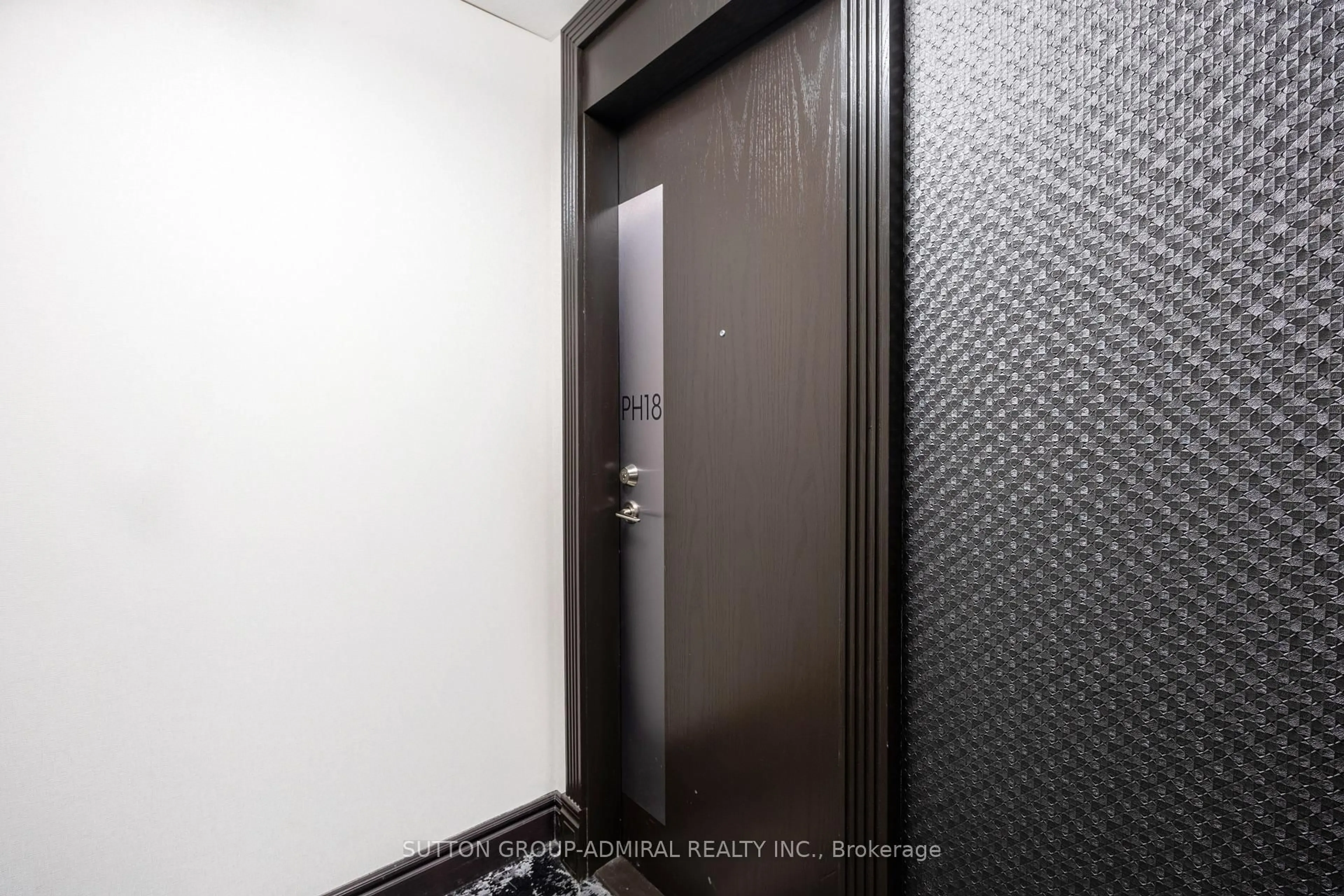 Indoor foyer for 3 Ellesmere St #PH18, Richmond Hill Ontario L4B 4N2