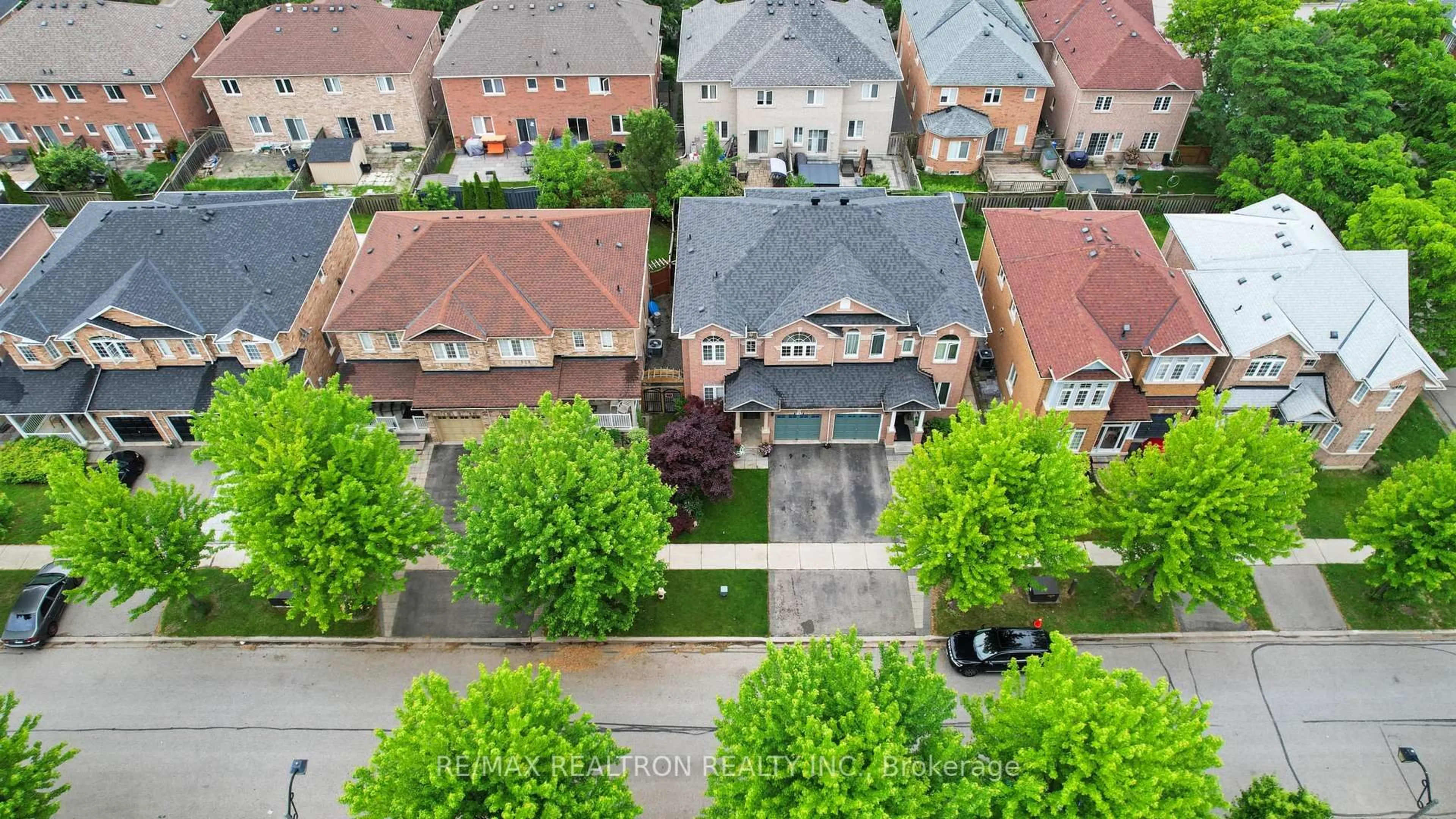 A pic from outside/outdoor area/front of a property/back of a property/a pic from drone, street for 115 Park Place Dr, Markham Ontario L6E 1Z5